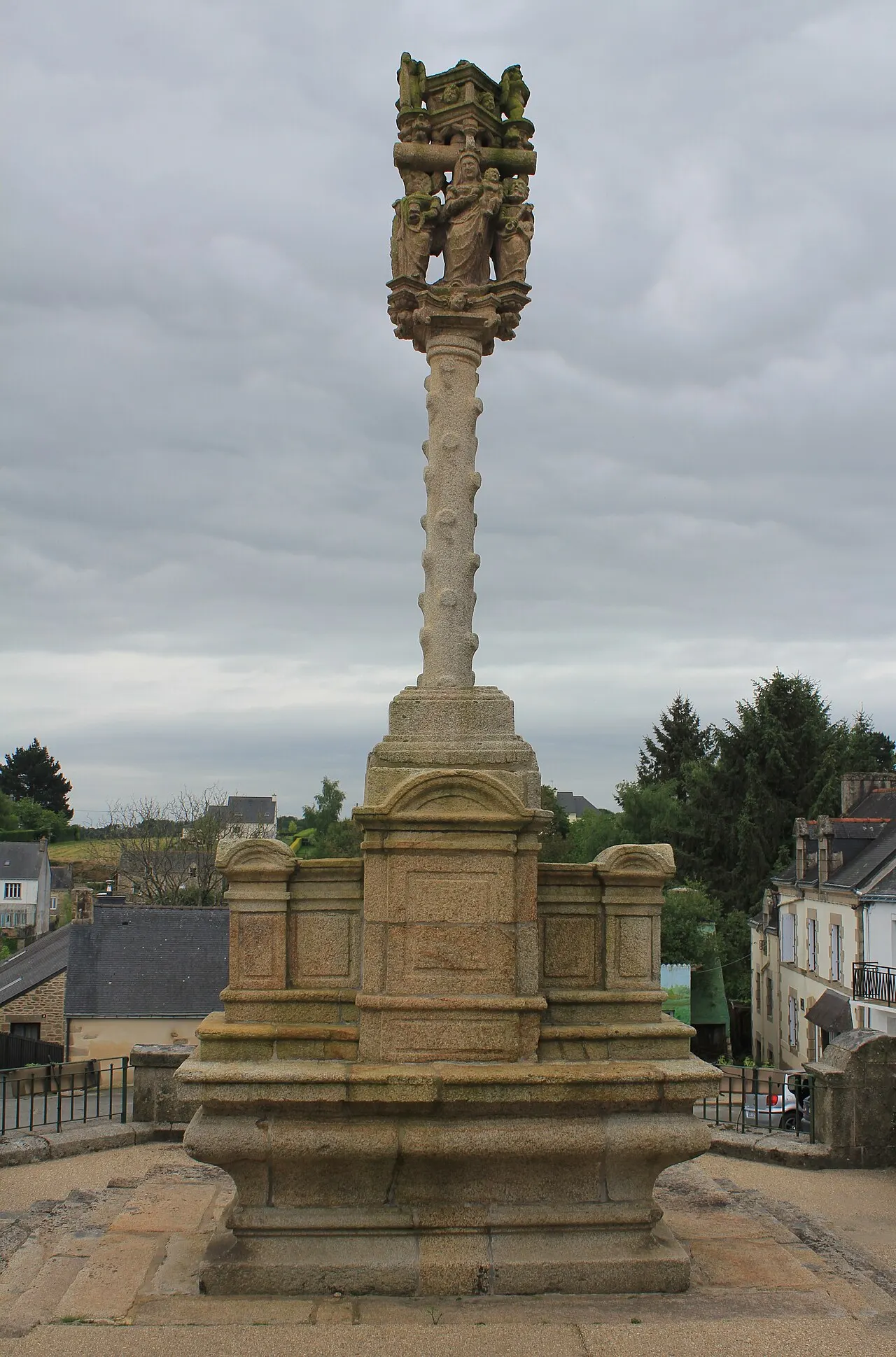 Cimetière entourant l’église
