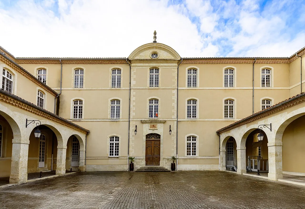 Ancien collège de Jésuites, puis lycée, actuellement collège Salinis