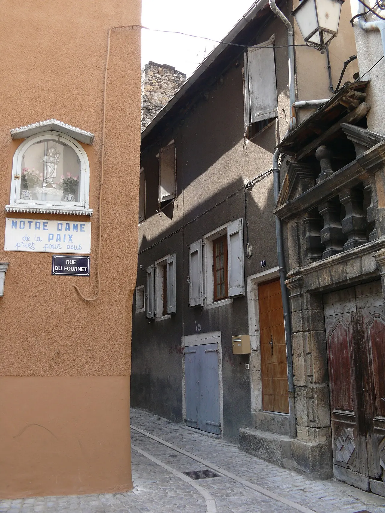 Niche avec statue et lanterne à huile
