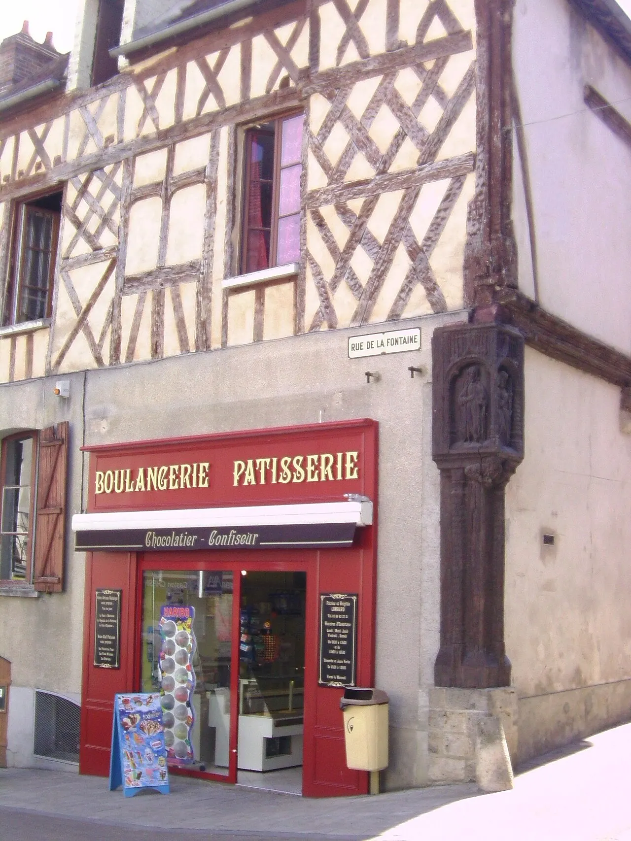 Maison du 16e siècle sur la place, dite Maison de l’arbre de Jessé ou Maison du Poteau Cornier