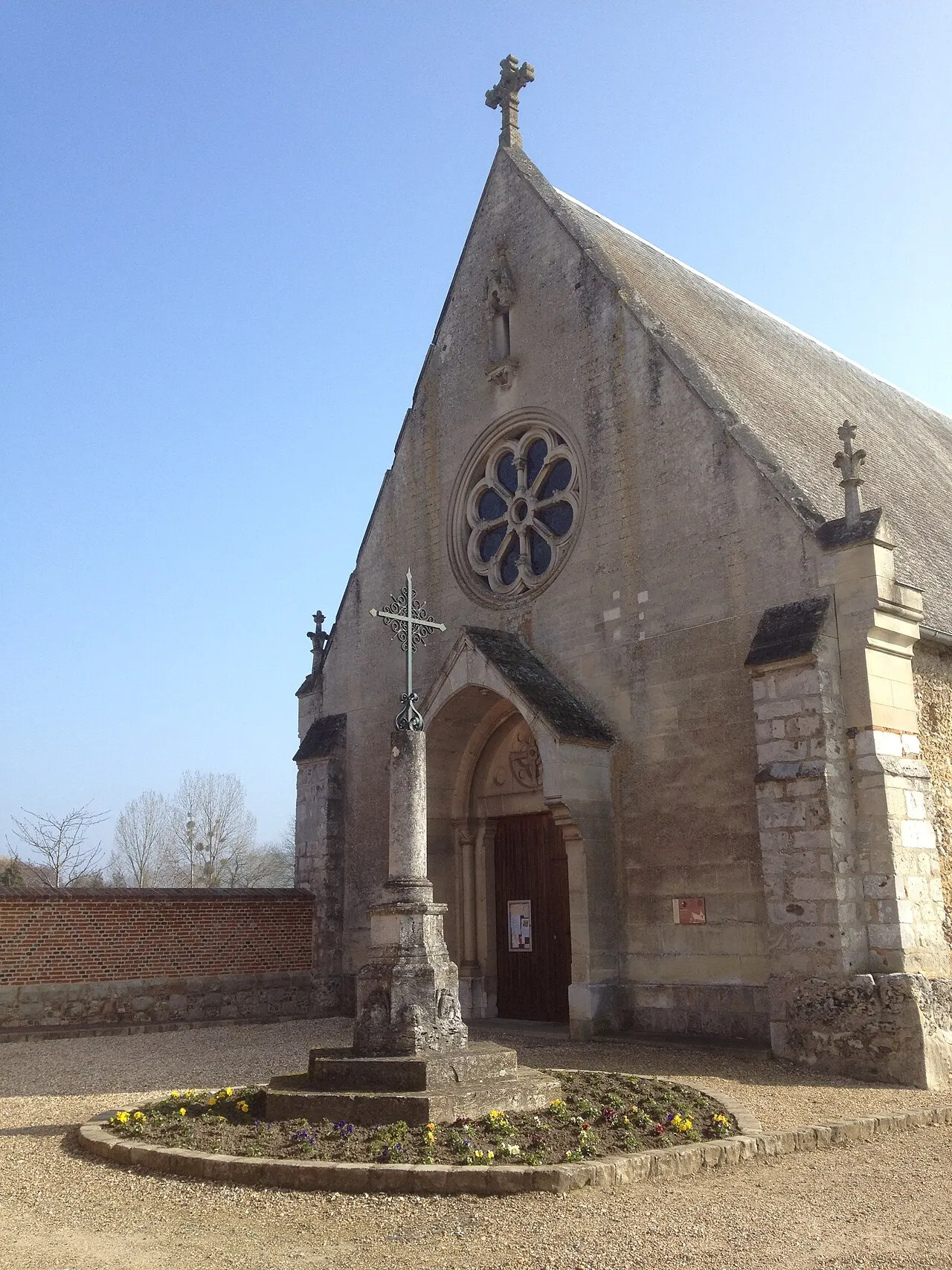 Croix près de l’église