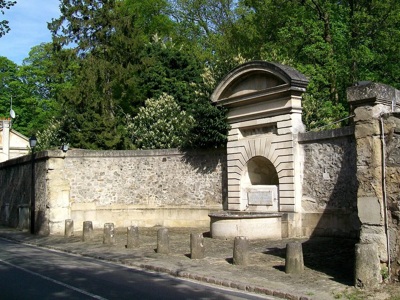 Fontaine à l’entrée du village
