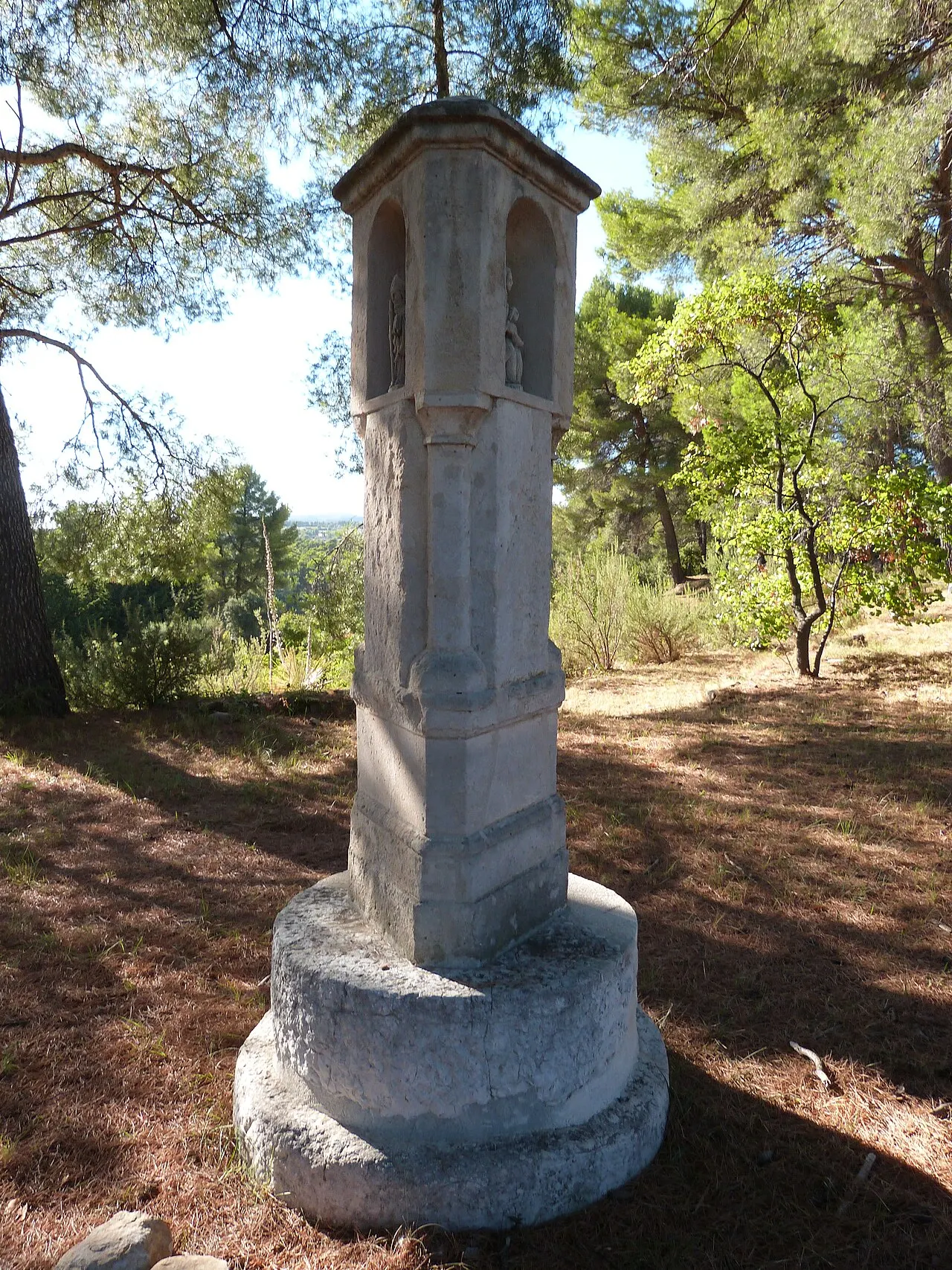 Oratoire triangulaire, dans le domaine de la Tour-du-Bon au Brulat