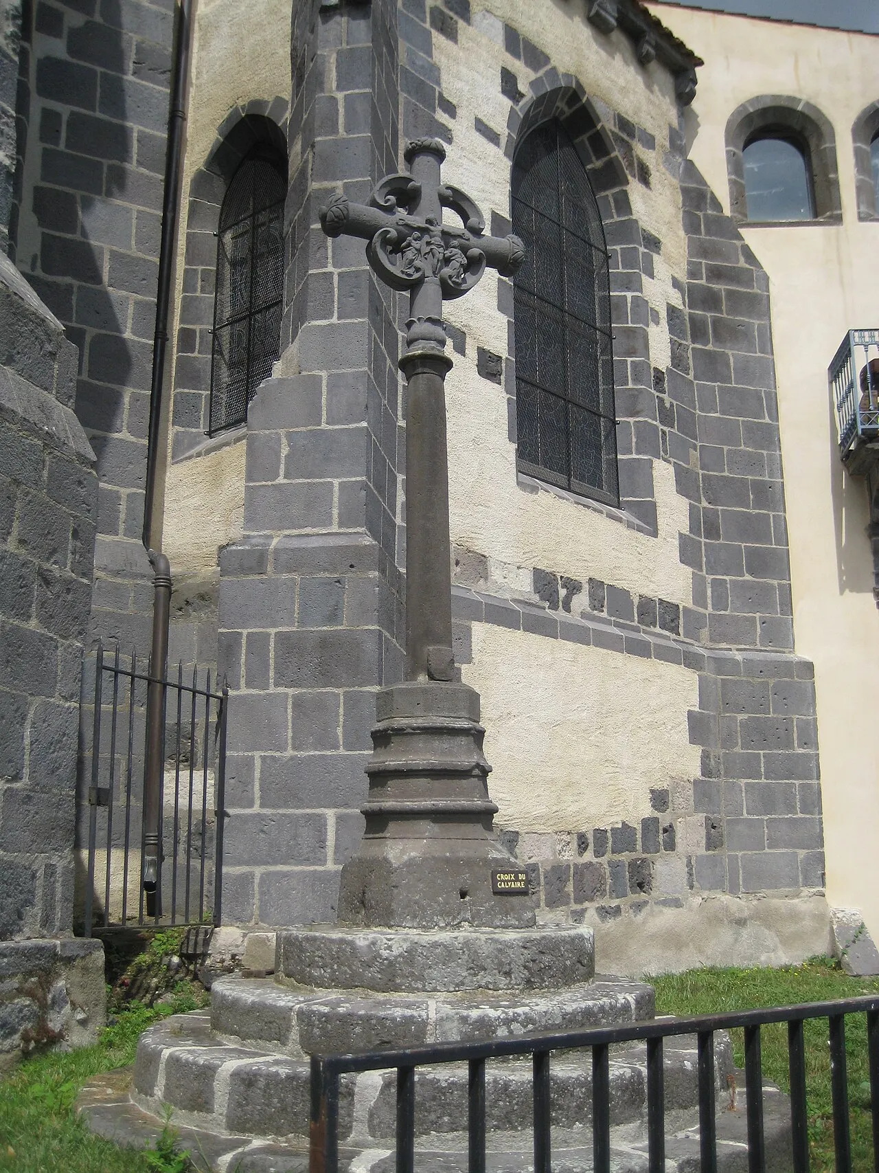 Croix du 16e siècle en lave de Volvic