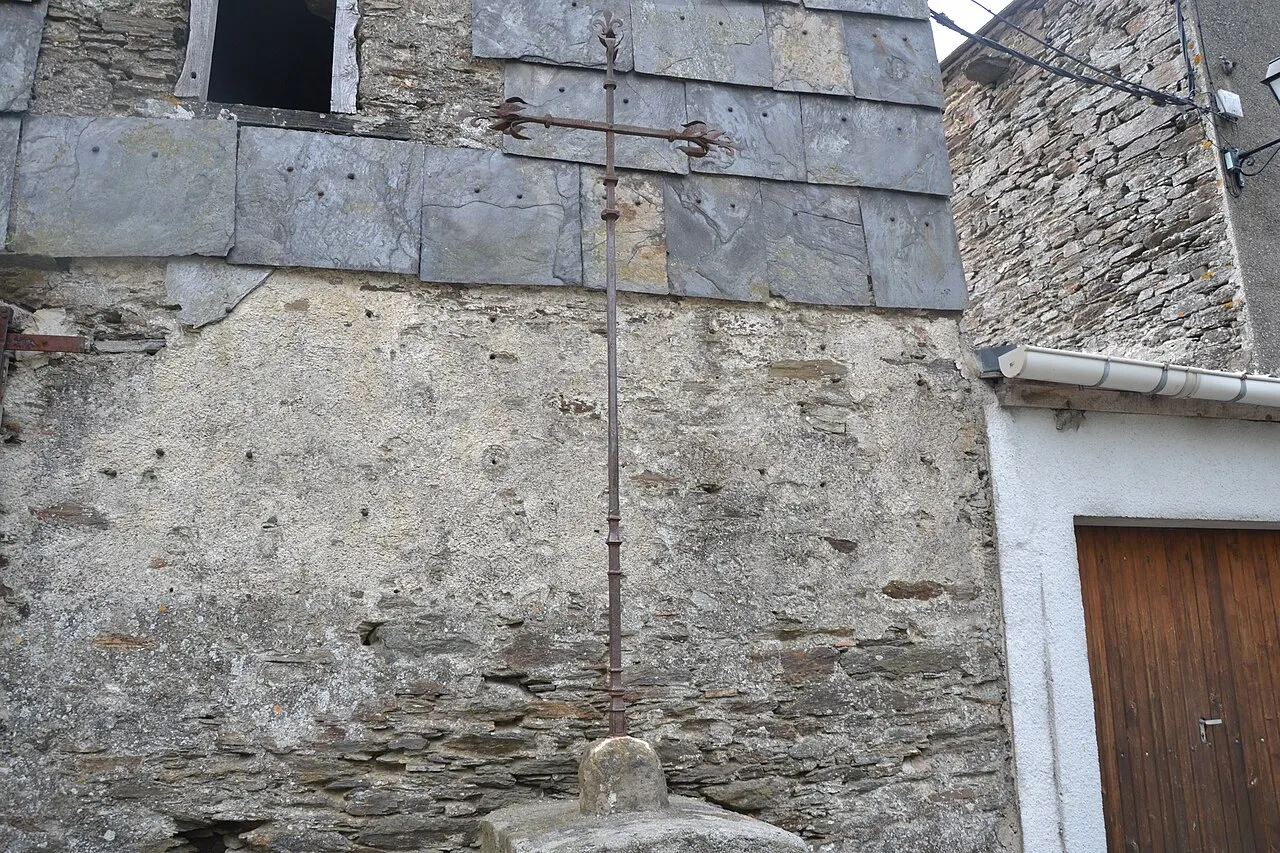 Croix en fer forgé sur la place