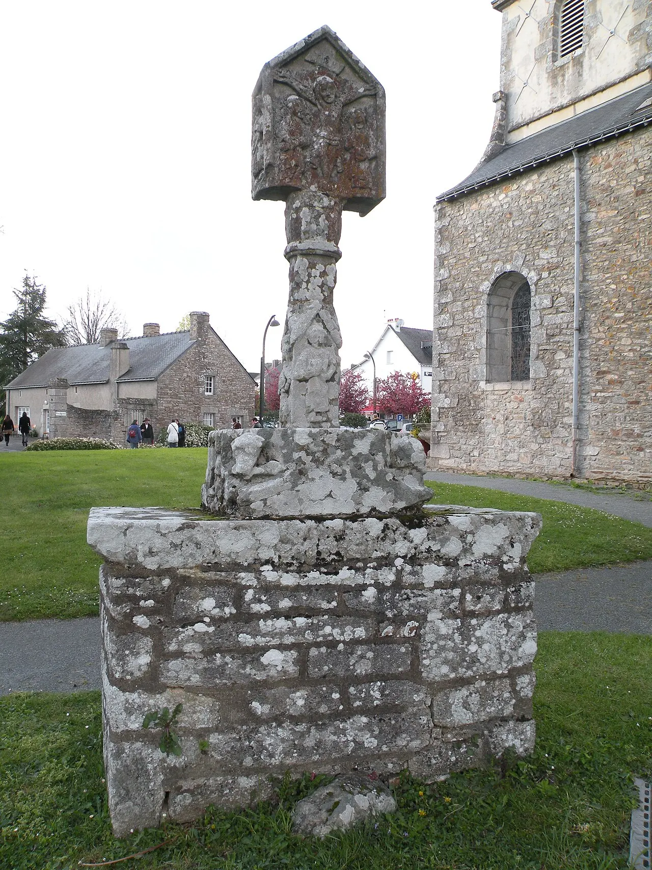 Cimetière entourant l’église