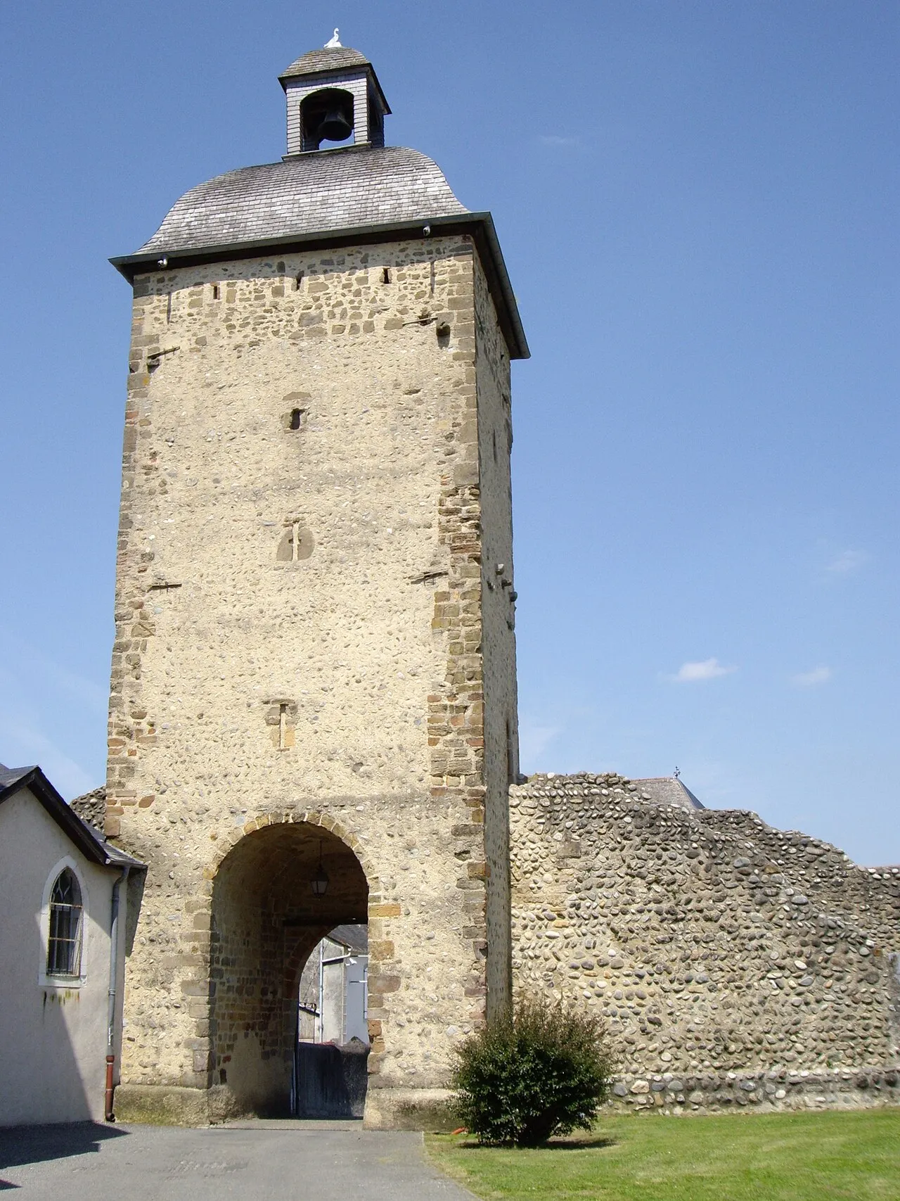 Vieille tour de Pontacq et restes de remparts attenants