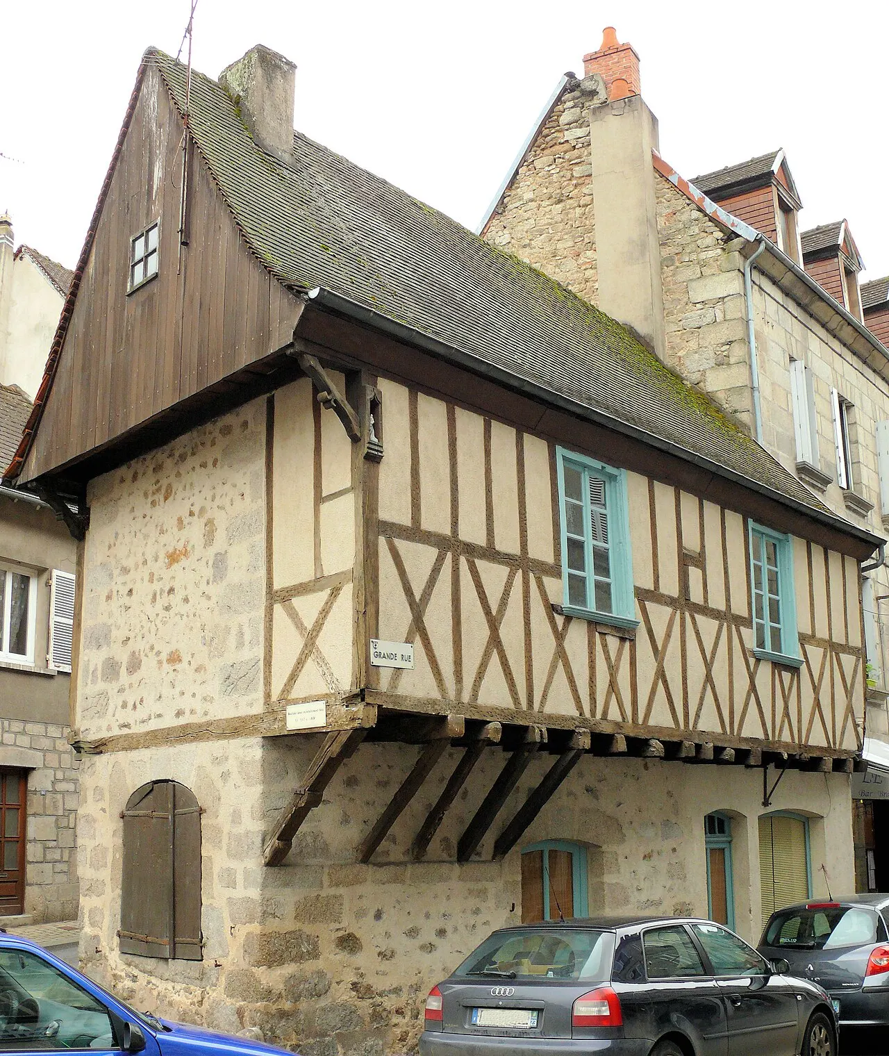 Maison à pans de bois et encorbellement