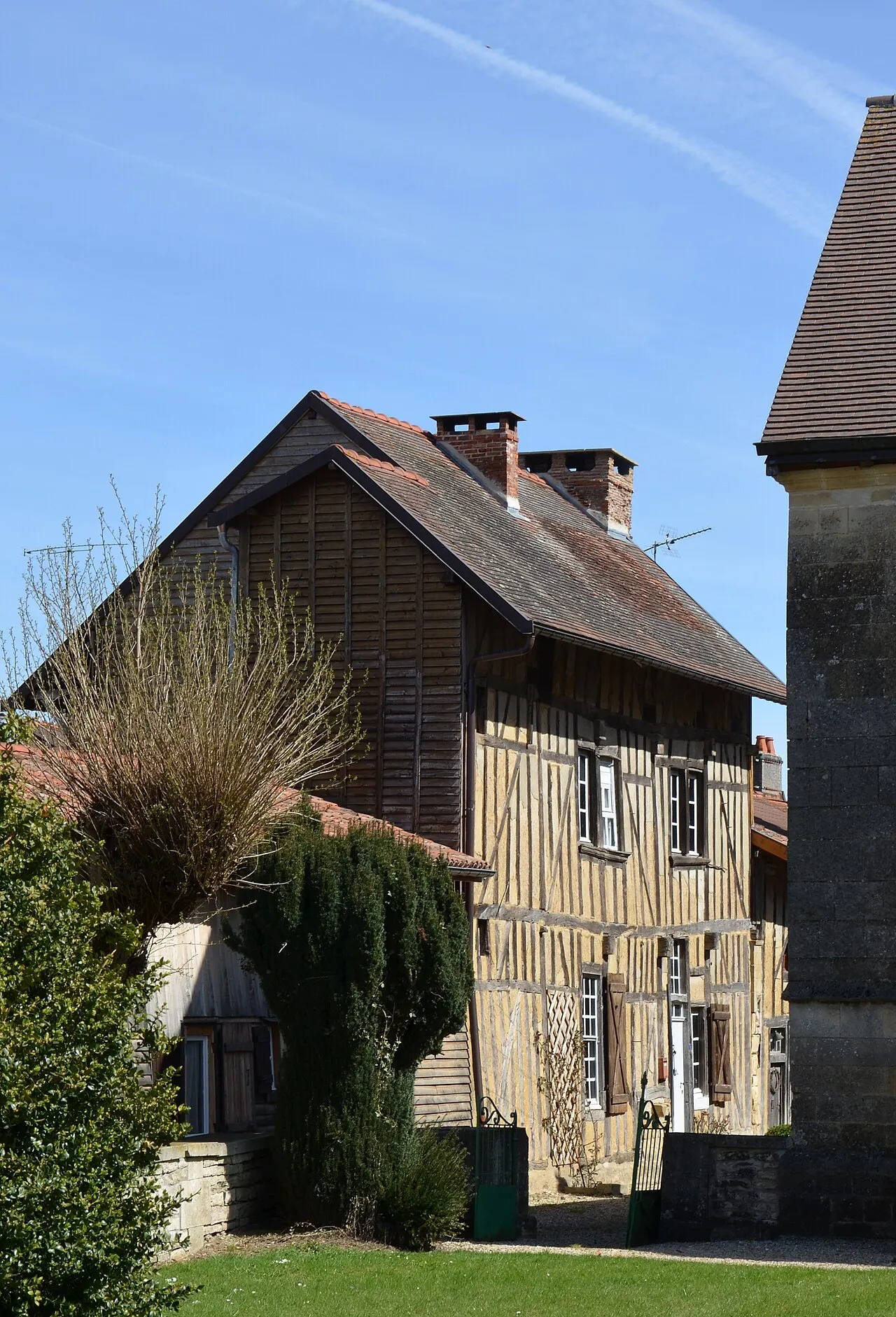 Maison à pans de bois située en face du milieu de la façade nord de l’église