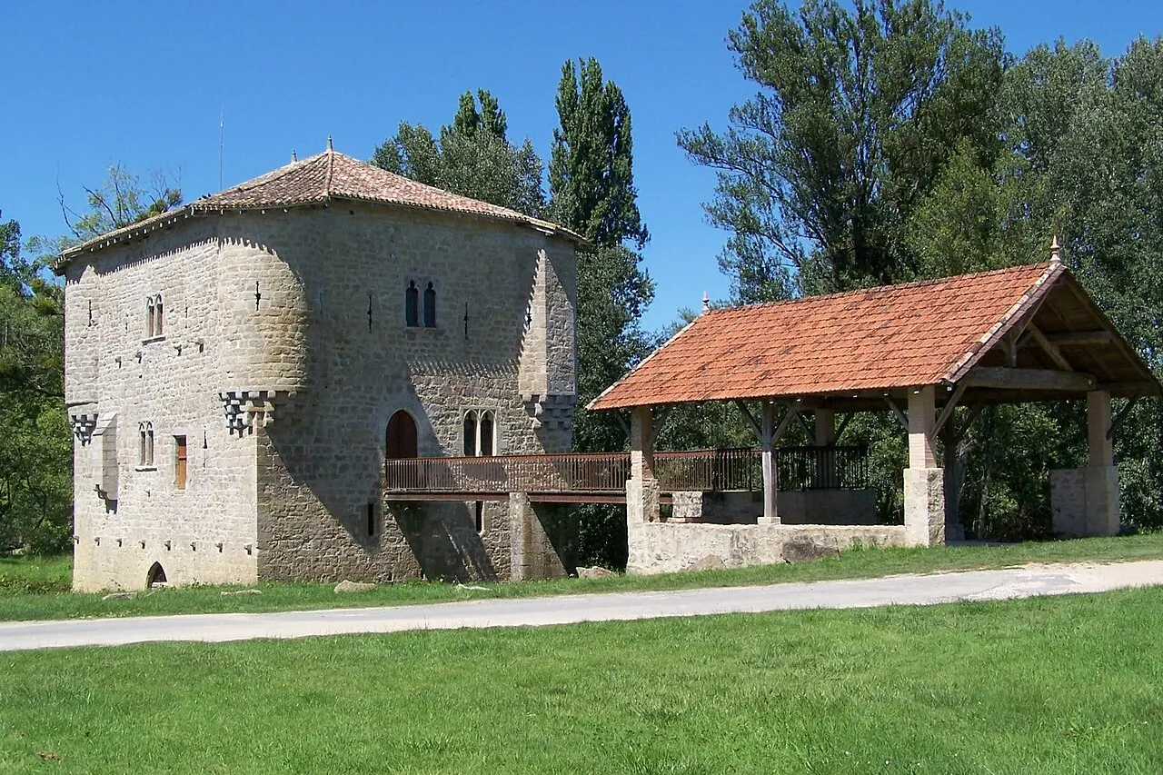 Moulin fortifie de Bagas XIVe siecle