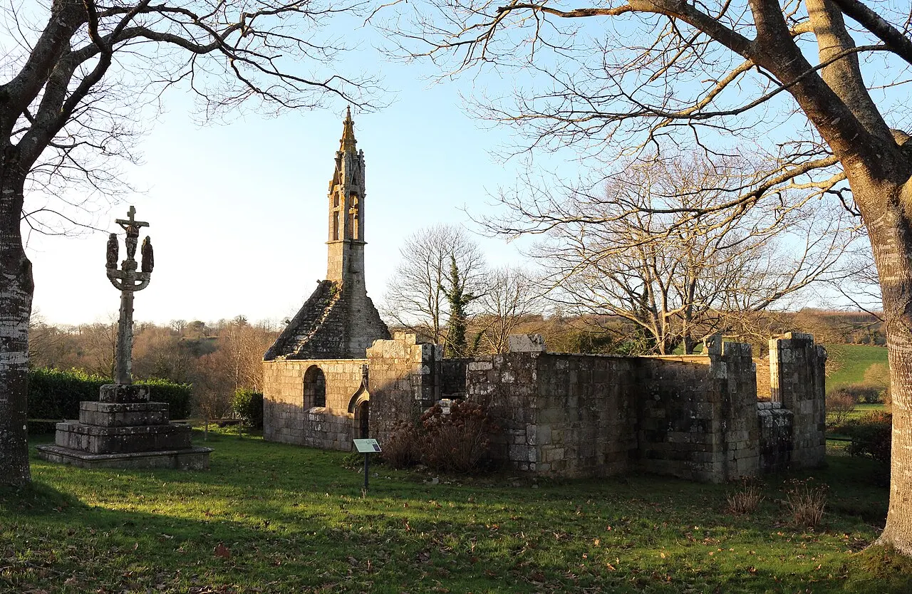 Ruines de la chapelle de Lochrist et calvaire