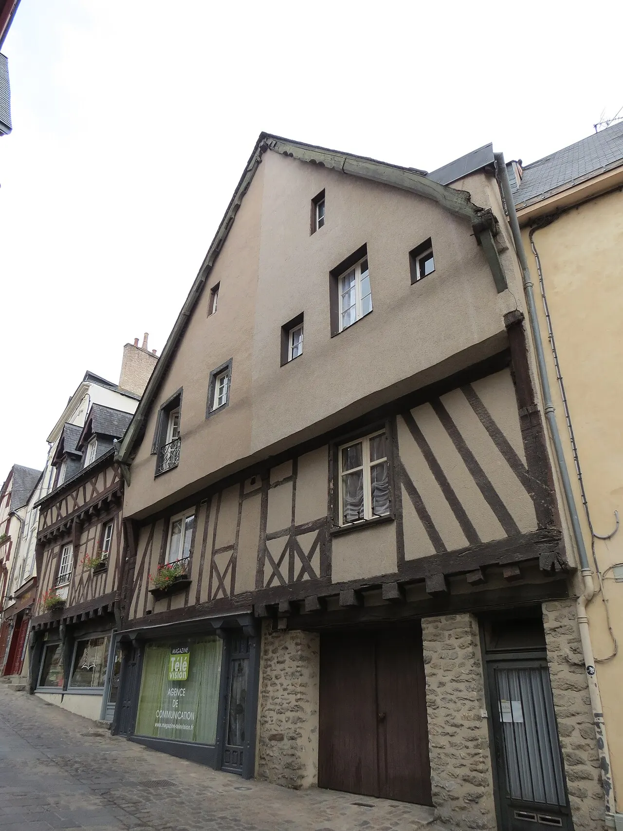 Deux maisons du 16e siècle sises des deux côtés de la Grande-Rue