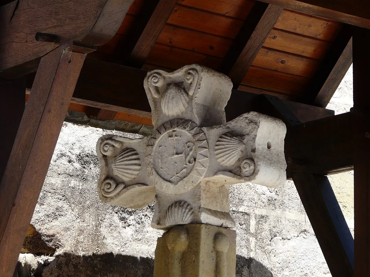 Croix de chemin du 16e siècle