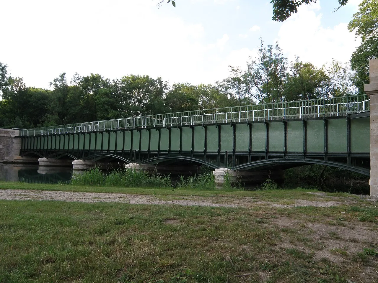 Pont-canal enjambant la Seine