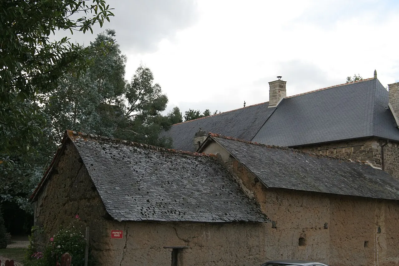 Manoir situé dans le bourg