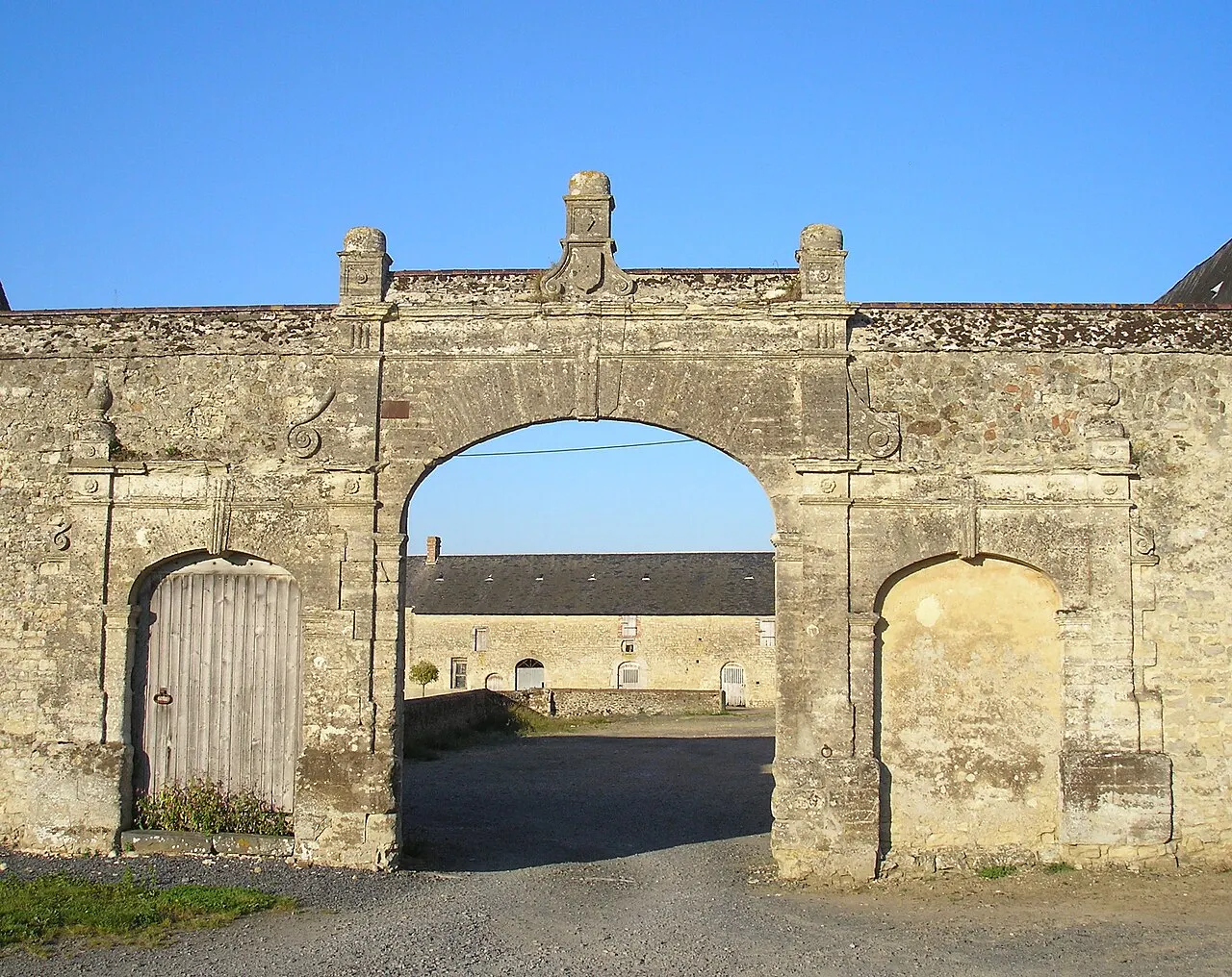Manoir, à l’ouest de l’église