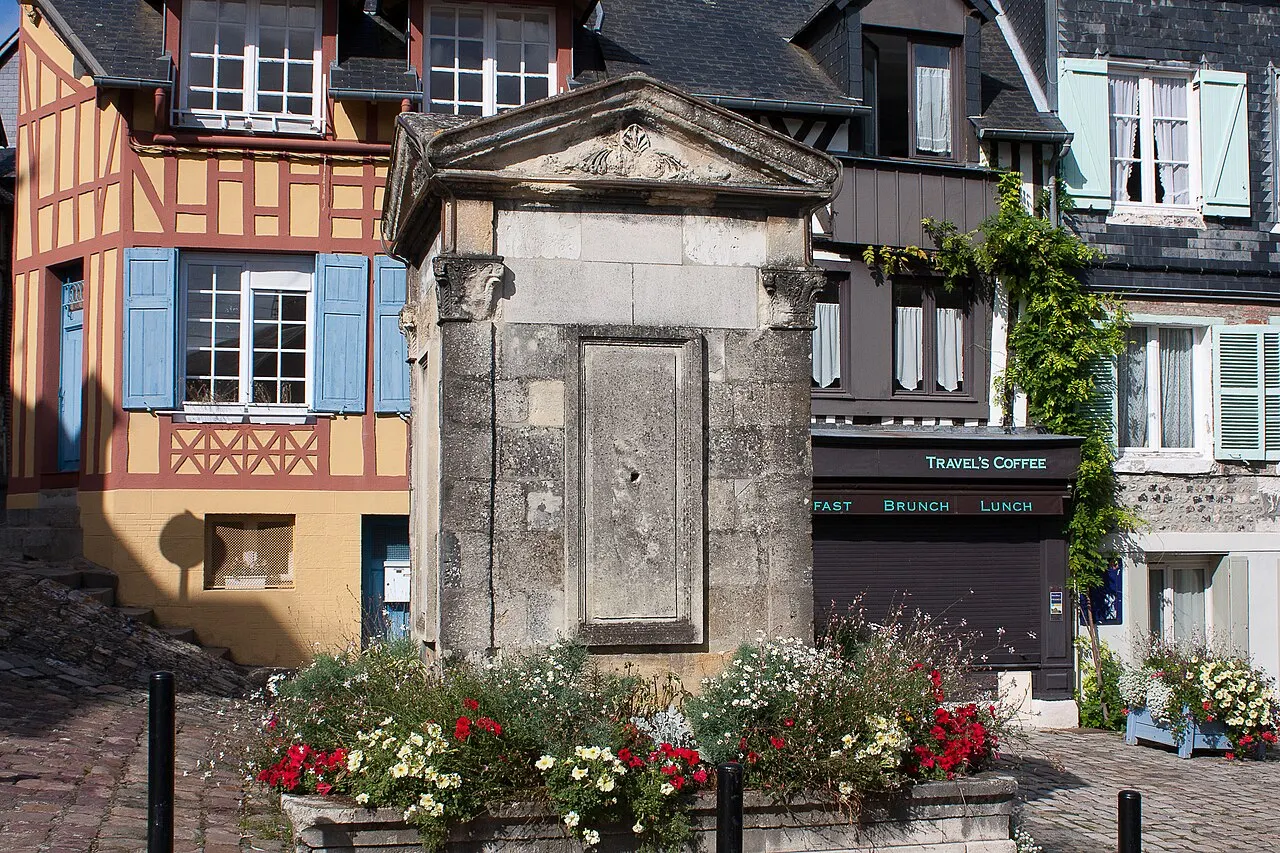 Puits situé à l’angle de la rue du Puits et de la rue Bucaille (anciennement rue de l’Homme-de-Bois)