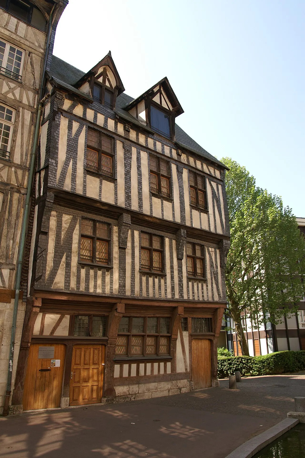 Maison de maître drapier, dite maison des Mariages ou maison Normande, ou maison des Quatre-Fils-Aymon, actuellement Musée national de l’Education