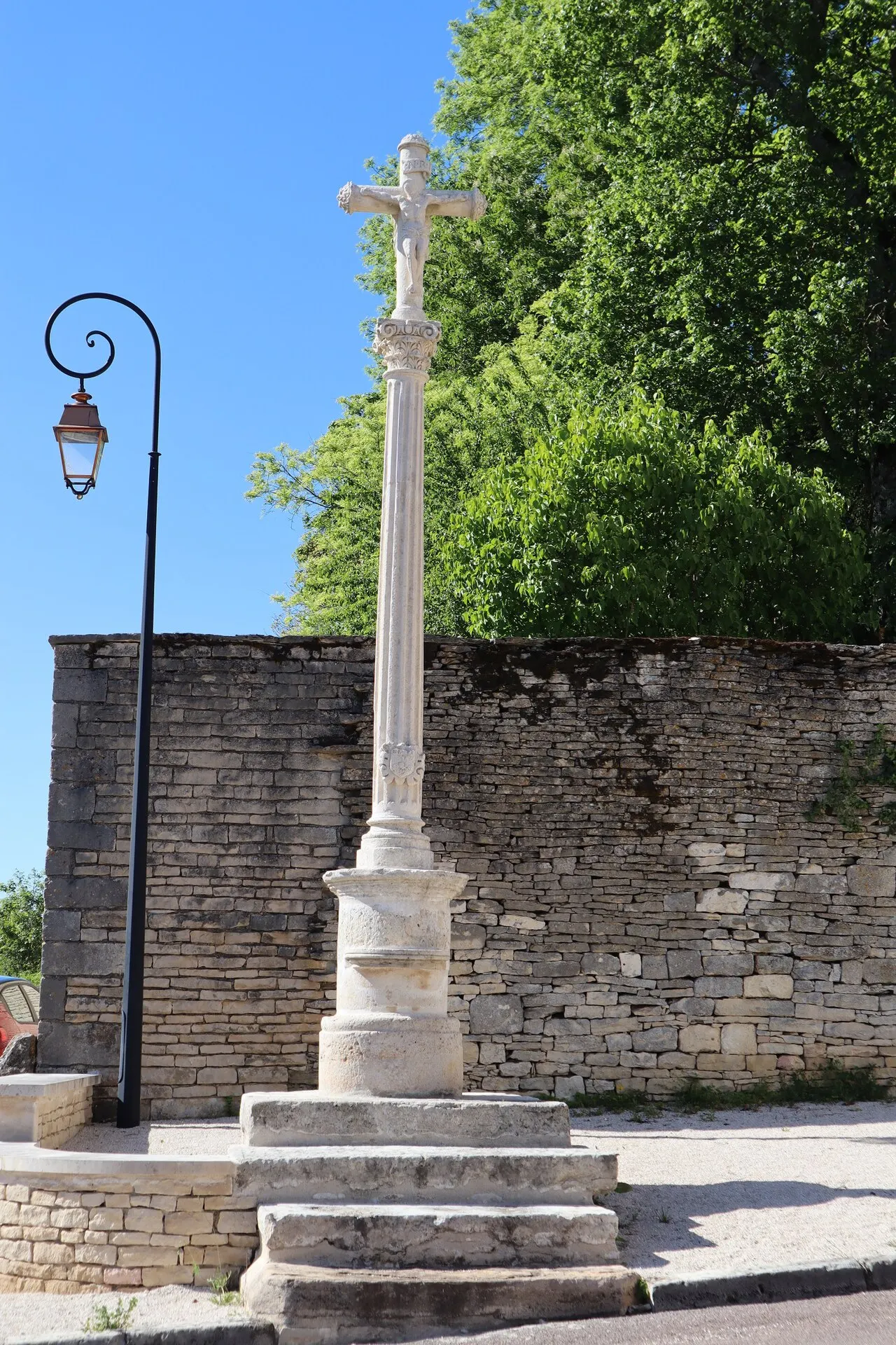Croix XVIIIe siècle de Montsaugeon