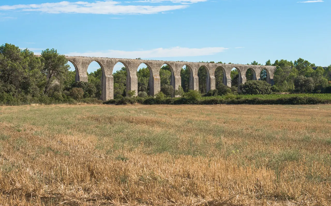 Aqueduc alimentant le château
