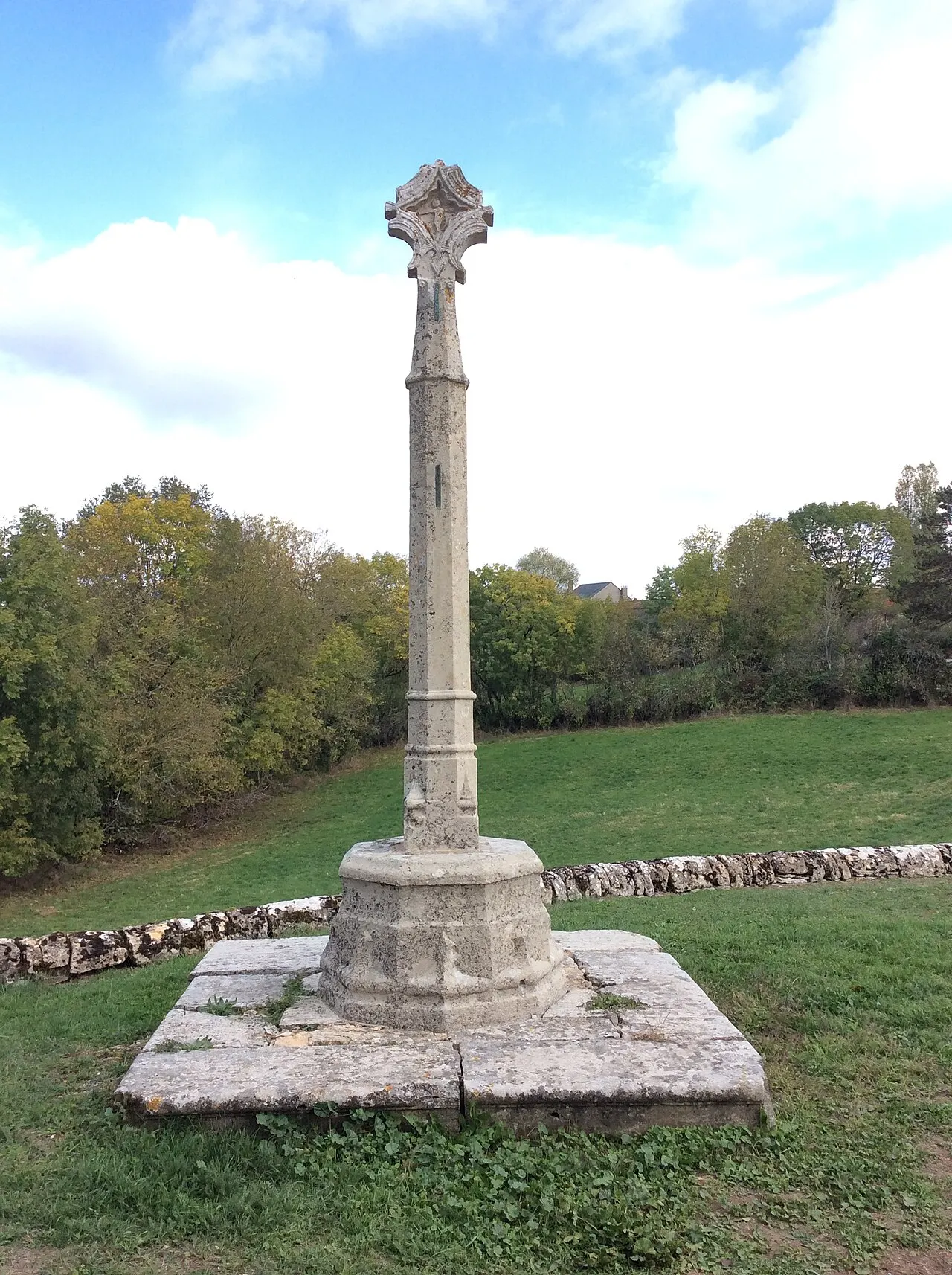 Croix en pierre du 15e siècle
