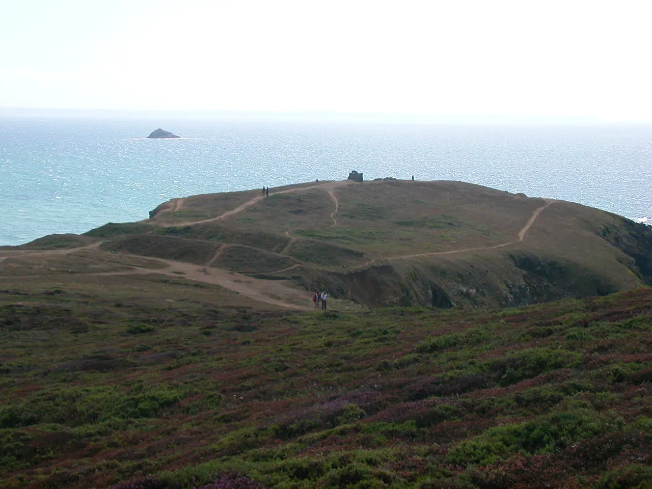 Ensemble formé par l’oppidum et les dolmens de la pointe de Lostmarc’h, ou Kastell Lostmarc’h, éperon barré de Lostmarc’h