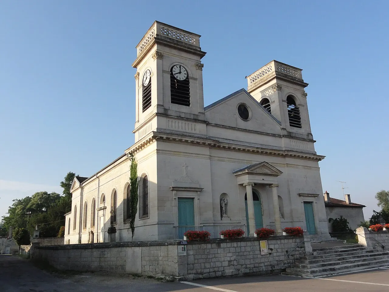 Cimetière désaffecté entourant l’église