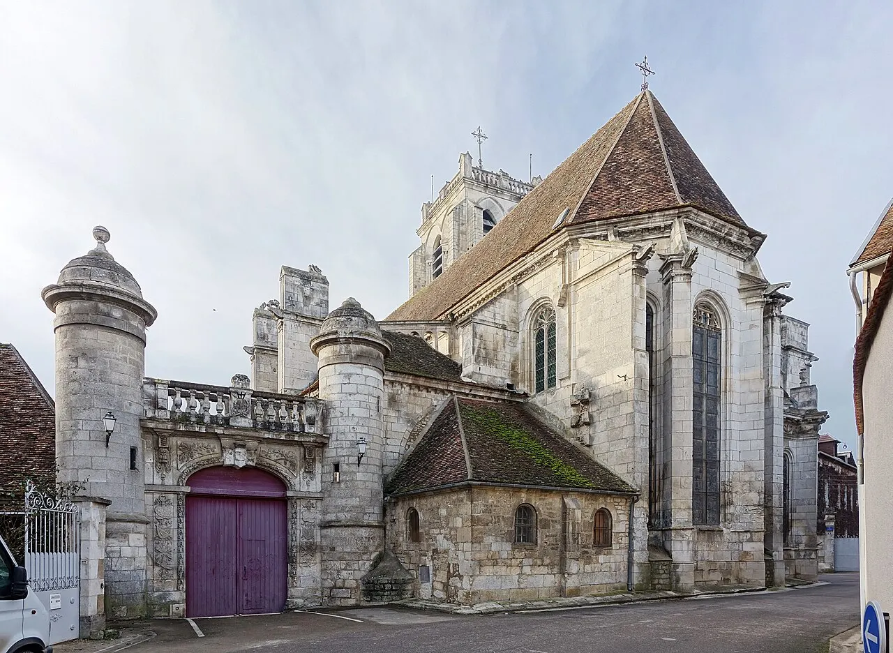 Portail Renaissance attenant à l’église