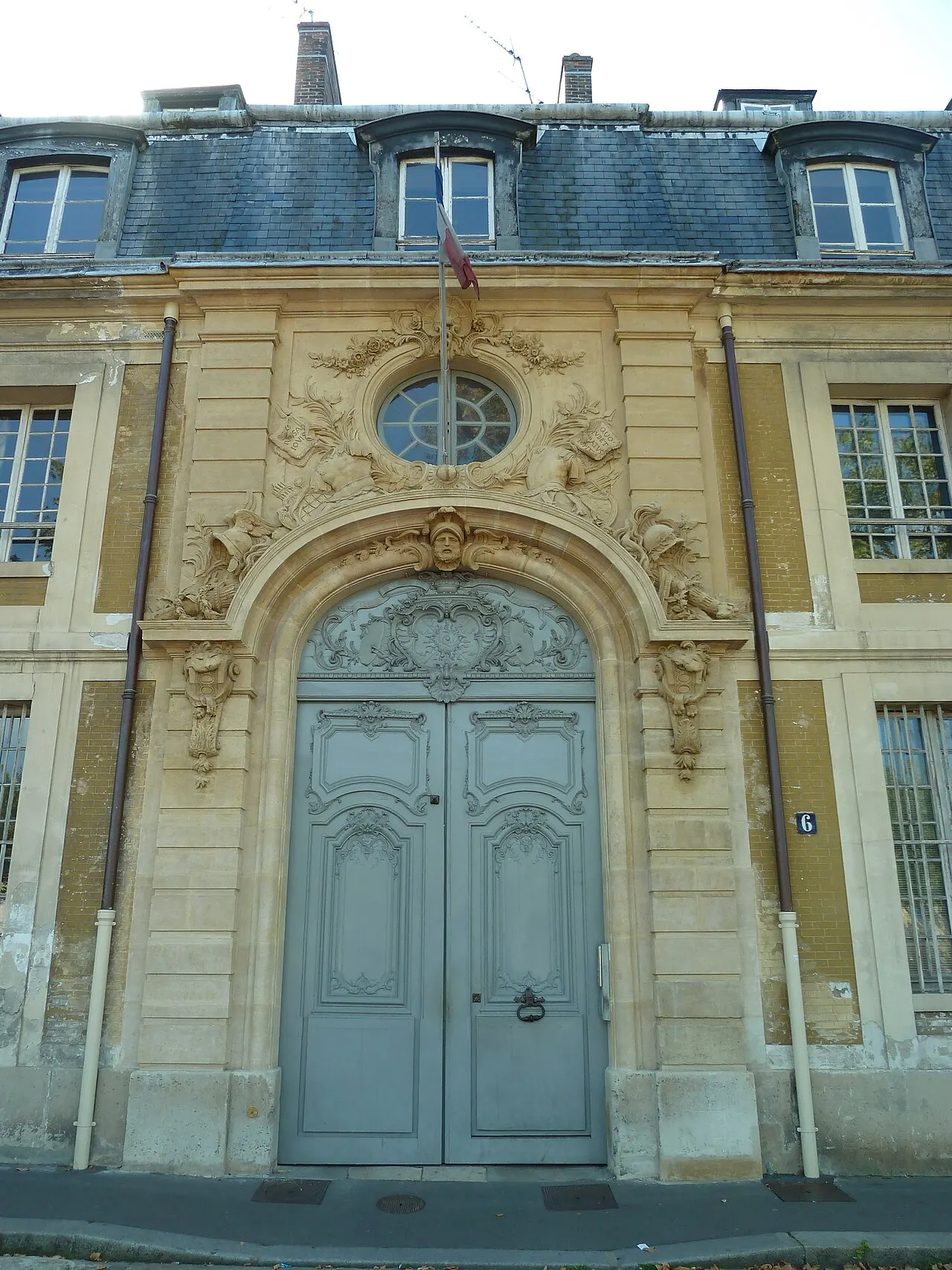 Porte des Gendarmes ou Pavillon des Gendarmes ou ancien hôtel des Gendarmes de la Garde