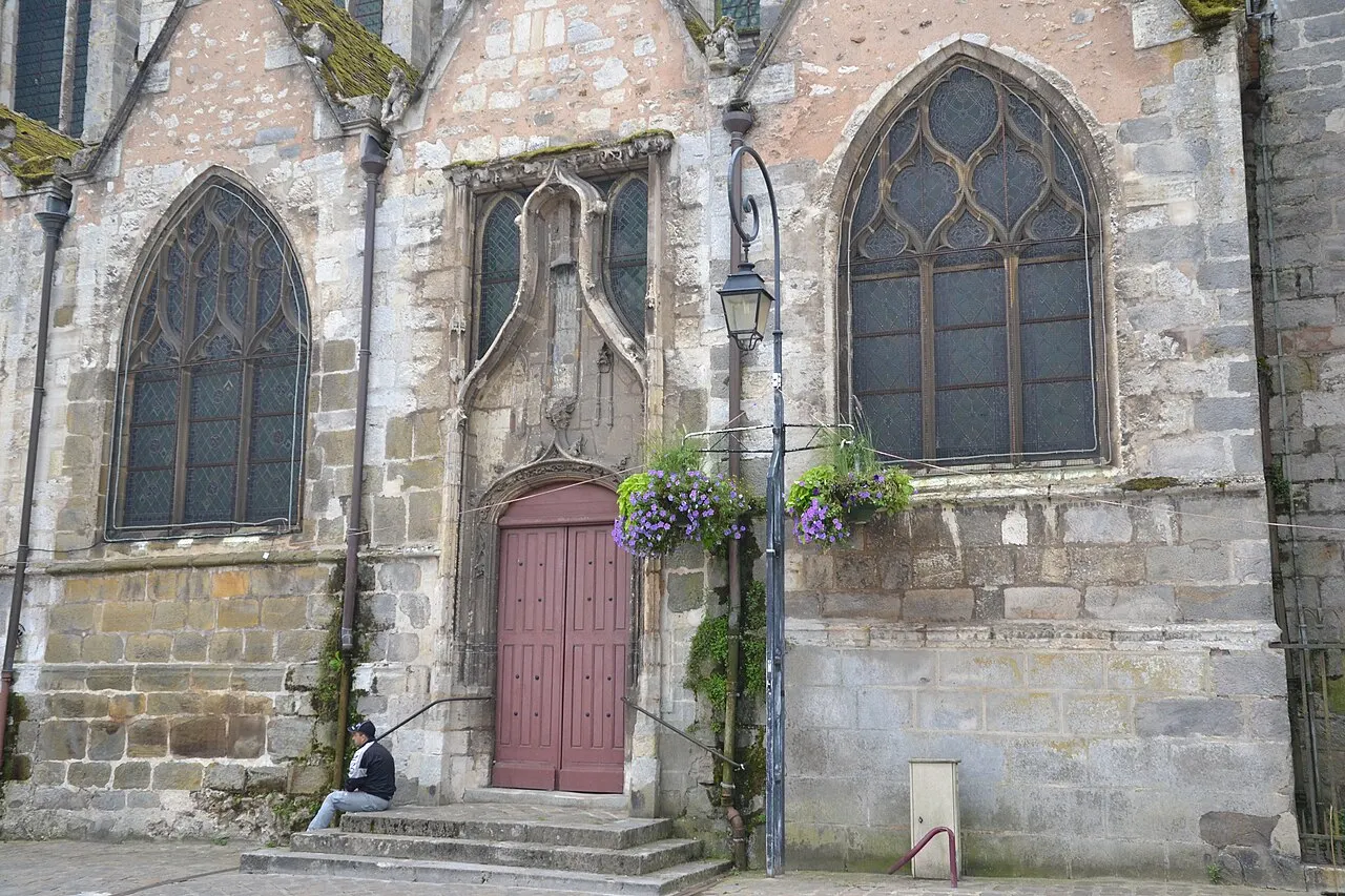 Vieille porte accolée à la façade droite de l’église