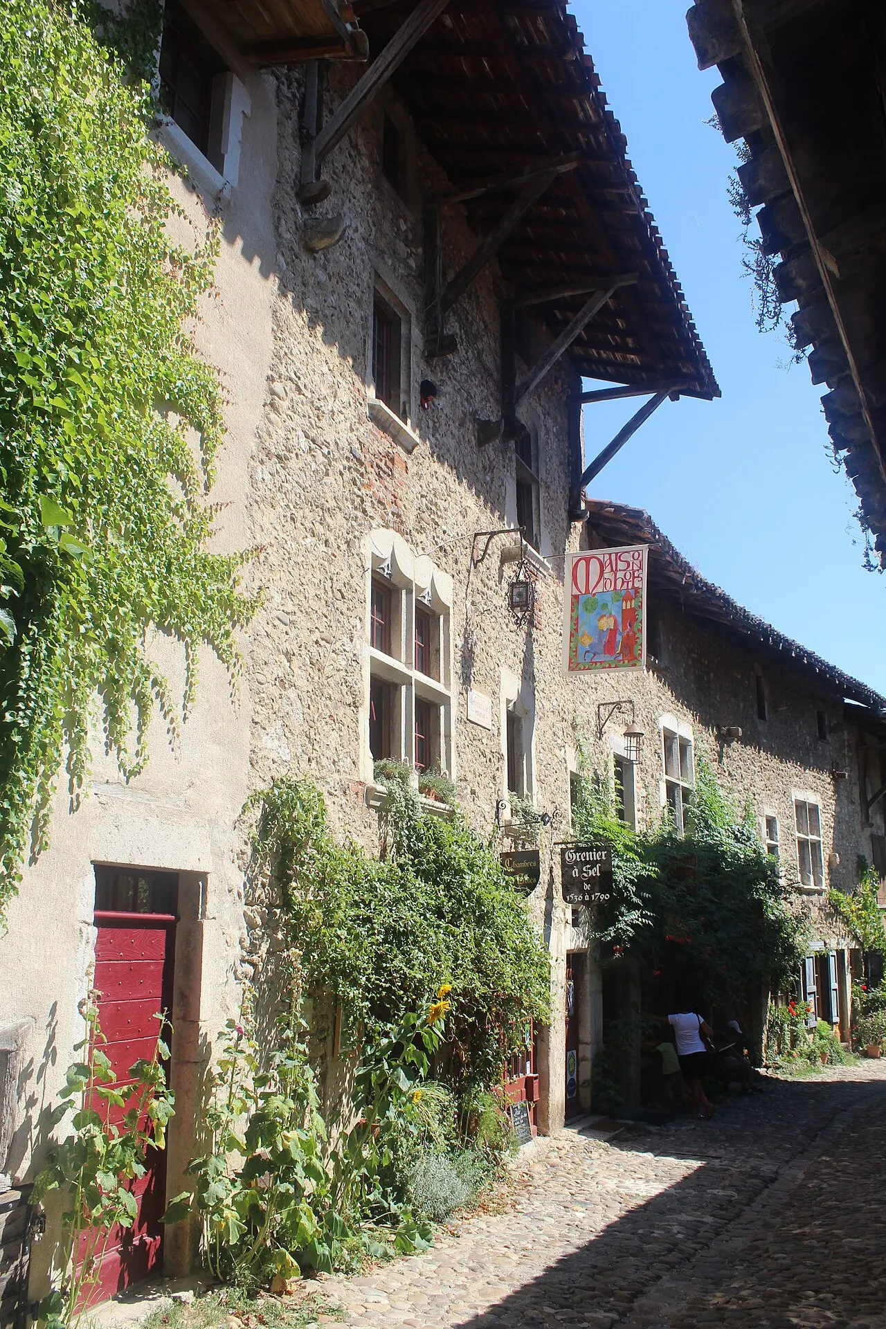 Maisons et remparts qui en dépendent