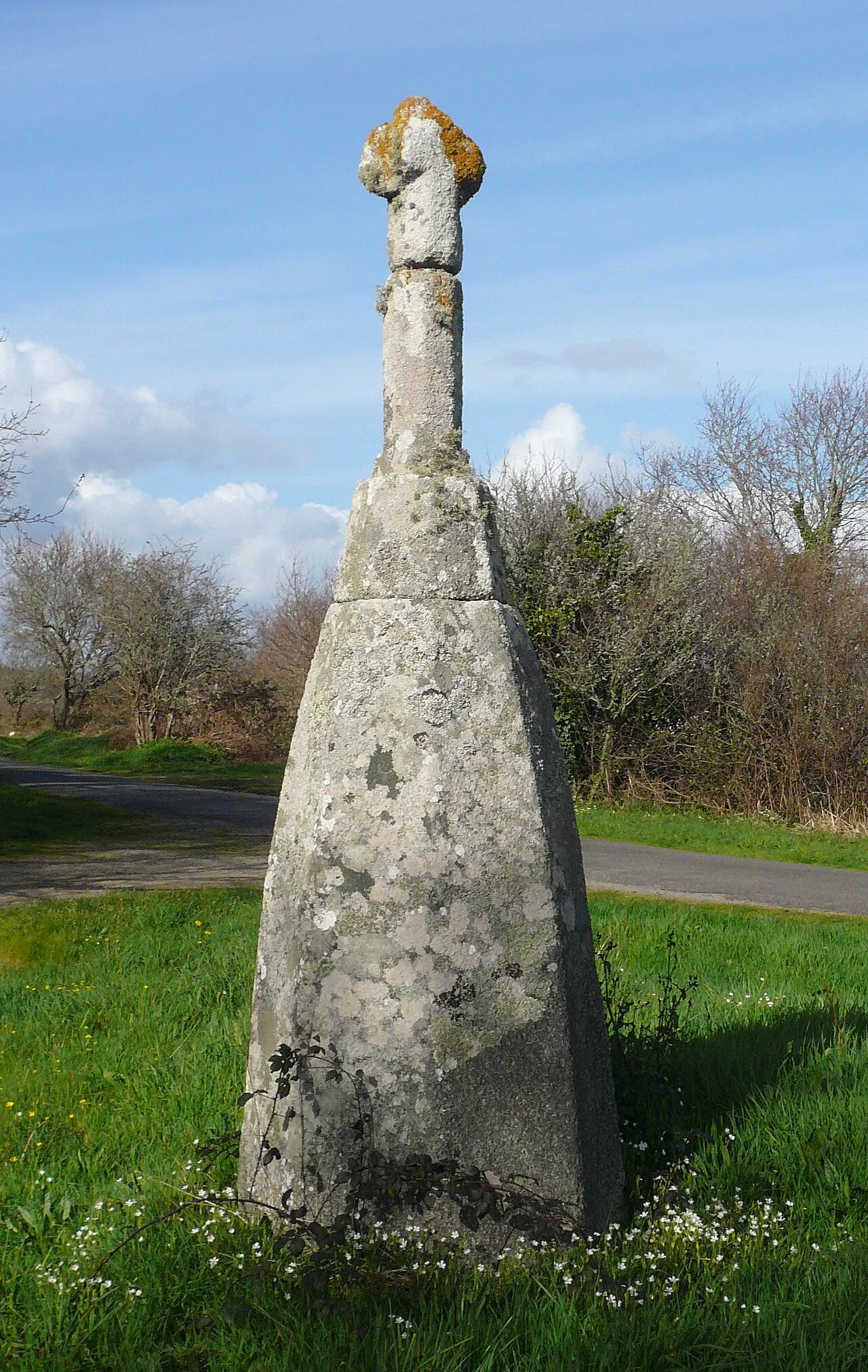 Stèle protohistorique christianisée