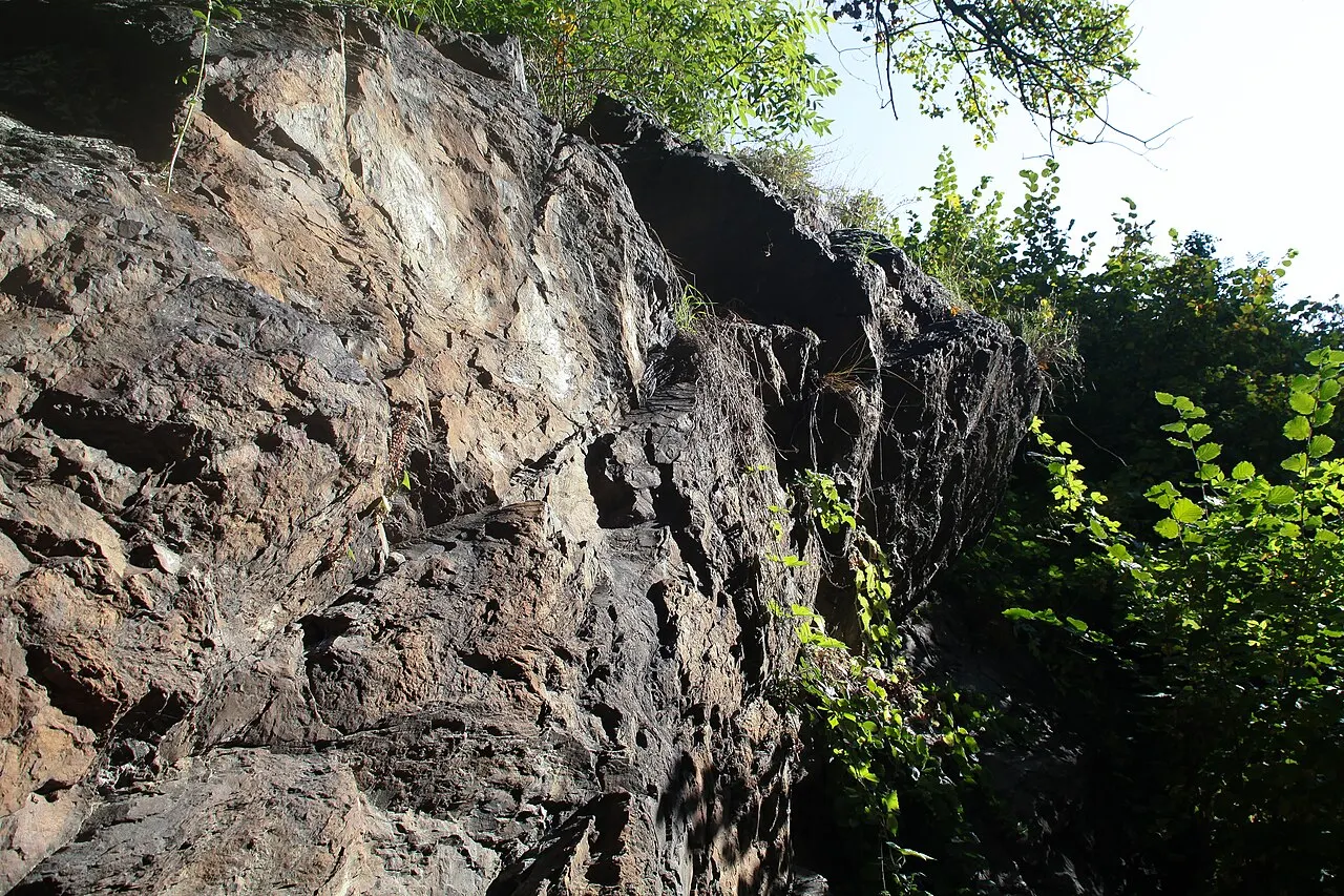 Rocher dit roche gravée Garreta situé Cité d’Enveitg