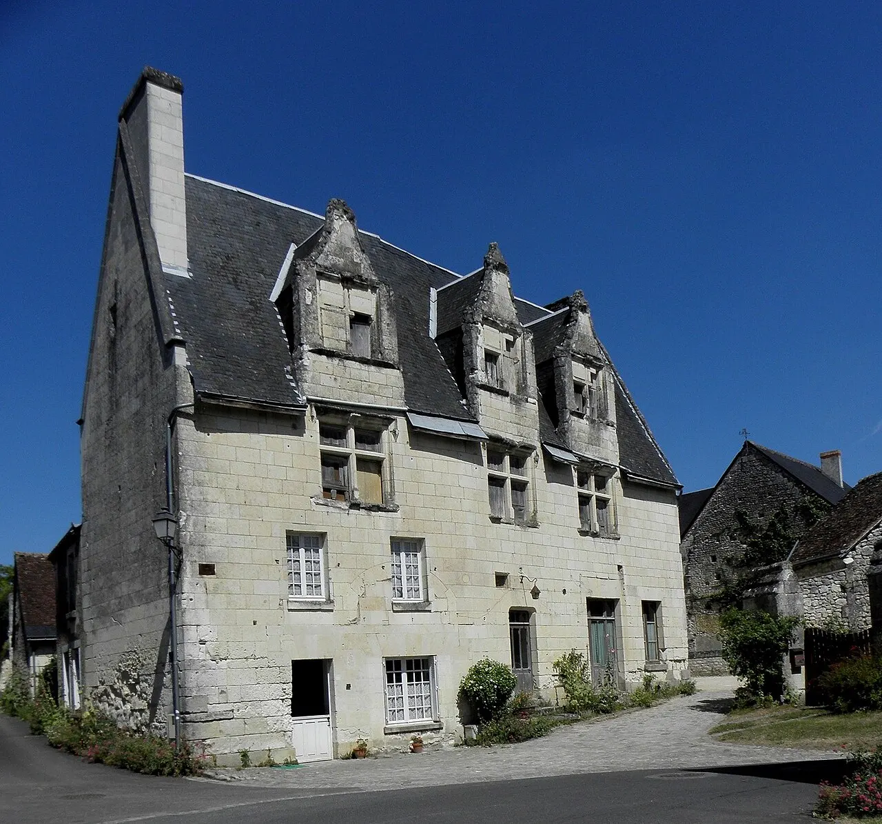 Maison du 15e siècle, sise sur la place