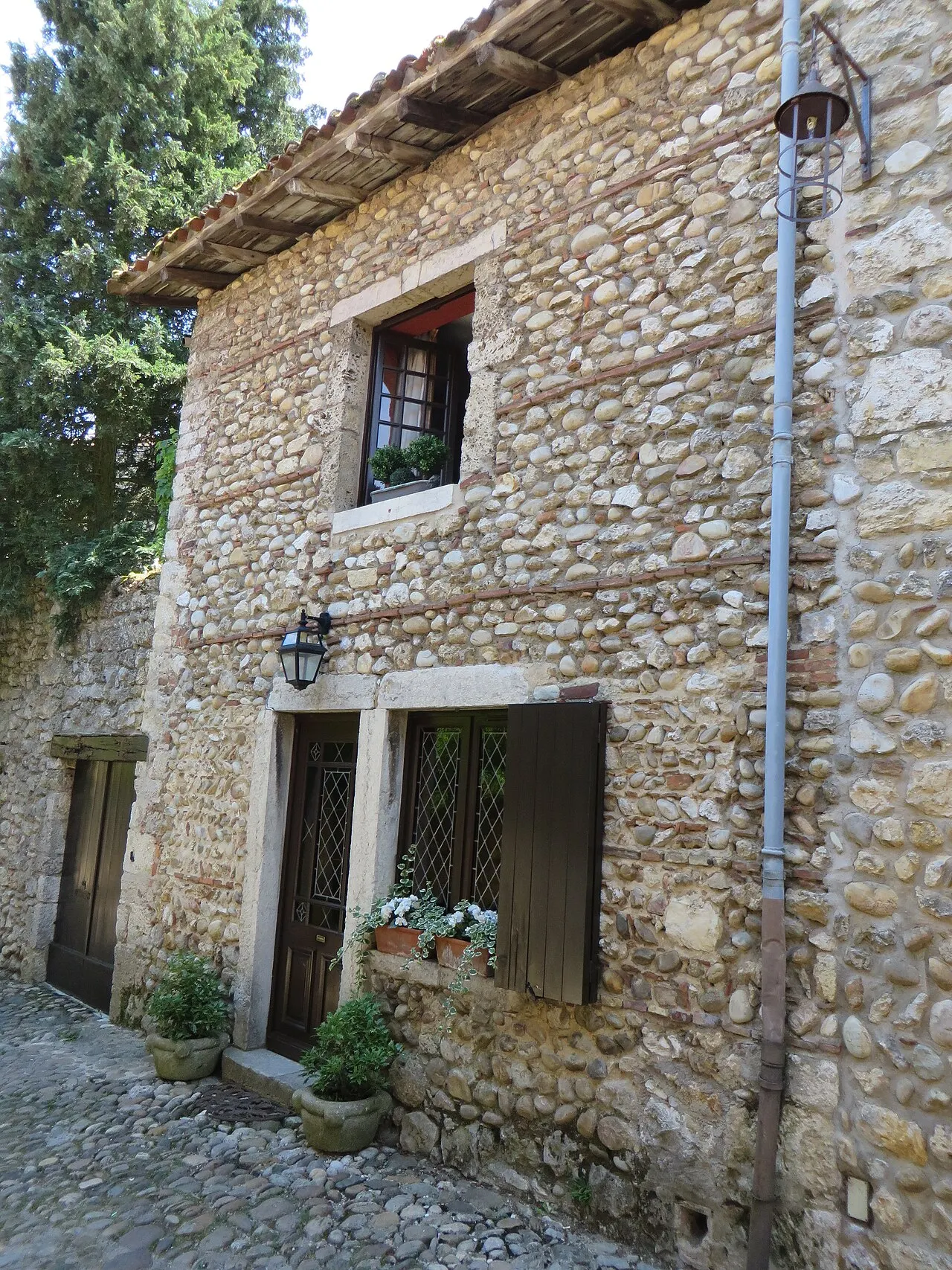 Rempart attenant à un immeuble