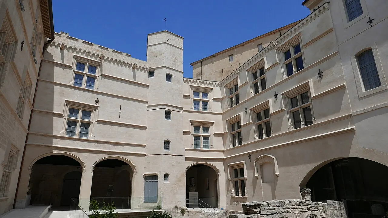 Ancien collège des Jésuites et ancien hôtel de Laval-Castellane, actuellement musée d’art chrétien et Museon Arlaten