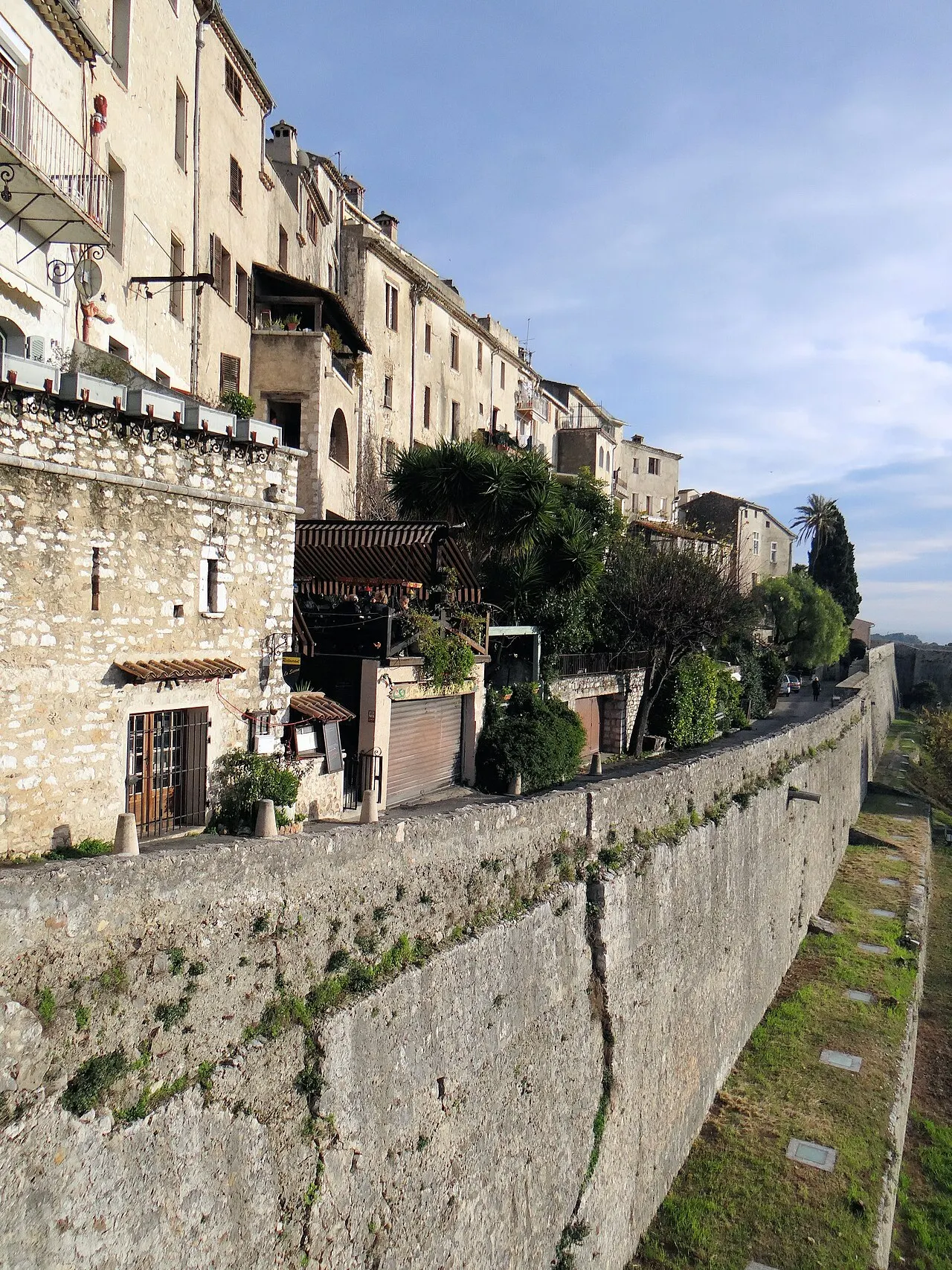 Remparts et cimetière avoisinant