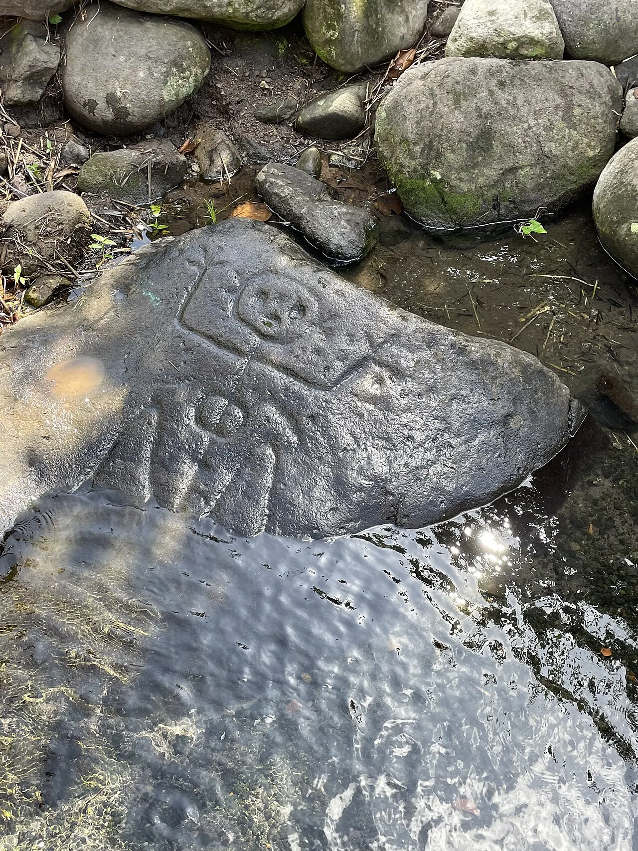 Ensemble de roches gravées et de polissoirs précolombiens situés à l’Anse des Galets
