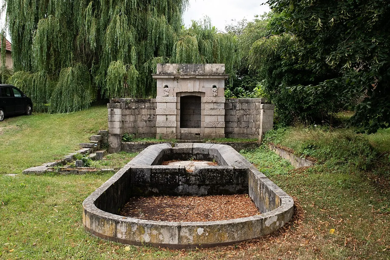 Fontaine avec ses trois lavoirs