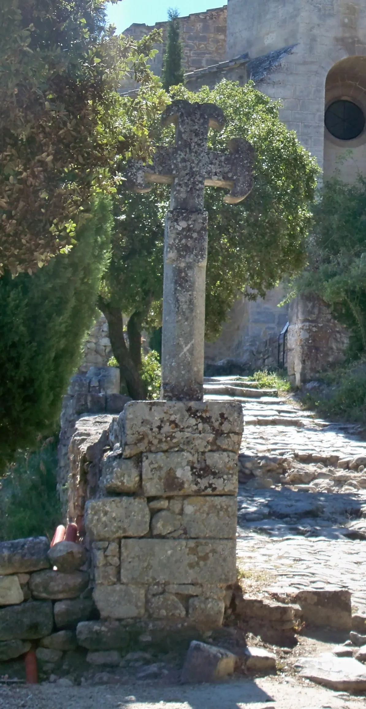Croix romane située devant l’église