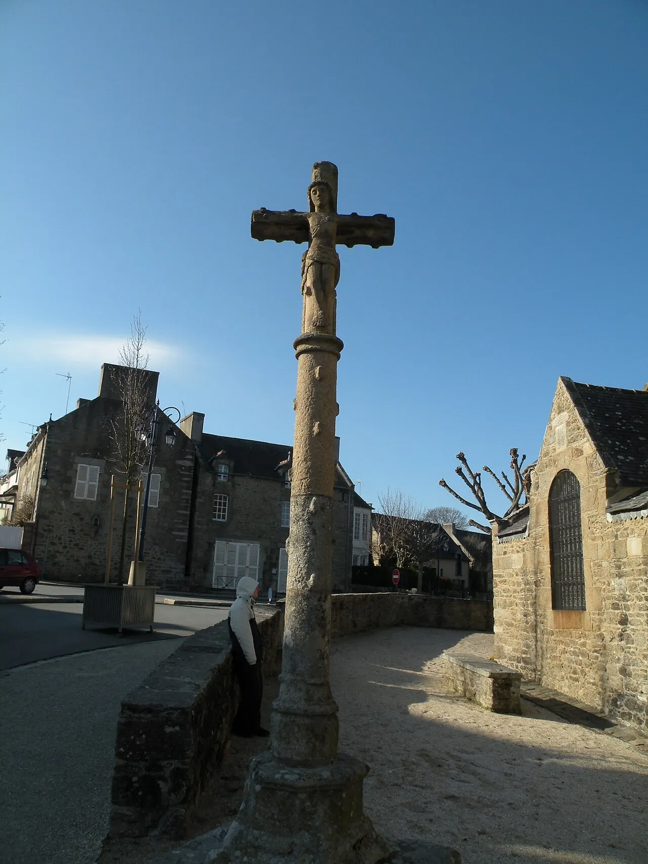 Calvaire situé dans le jardin de l’église