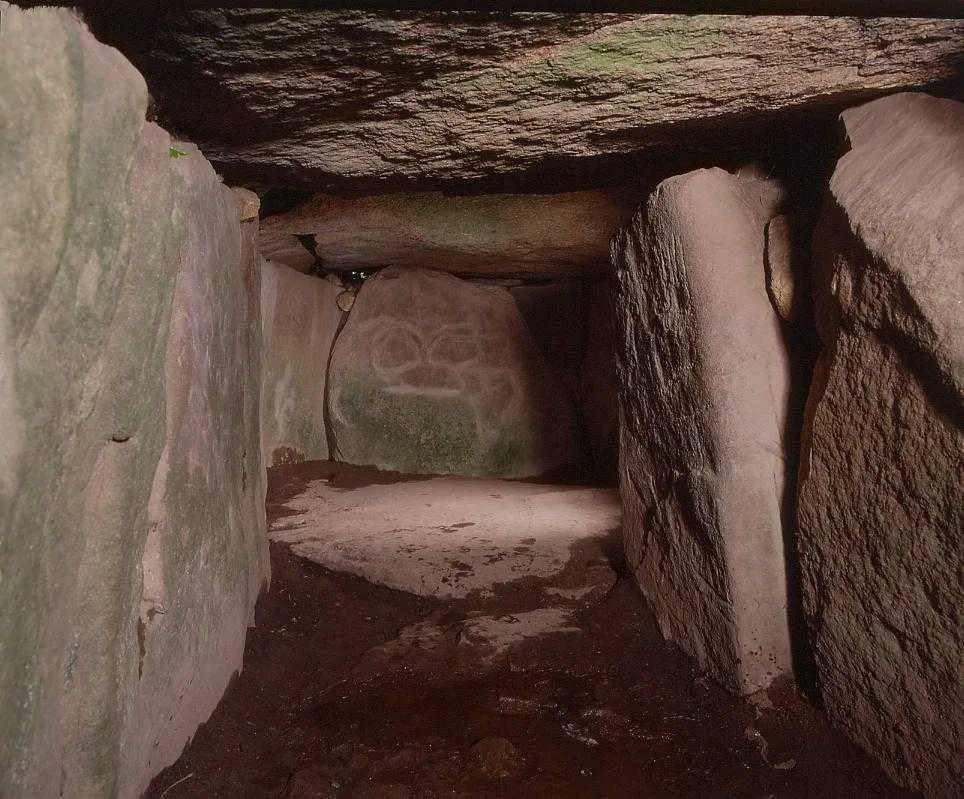 Tumulus avec dolmen du Mané-Nélud