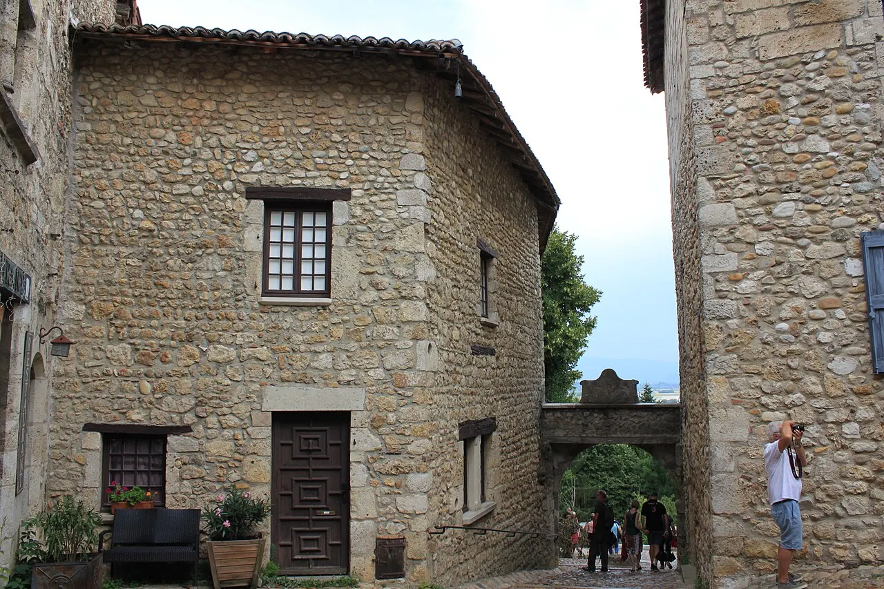 Maisons et remparts qui en dépendent