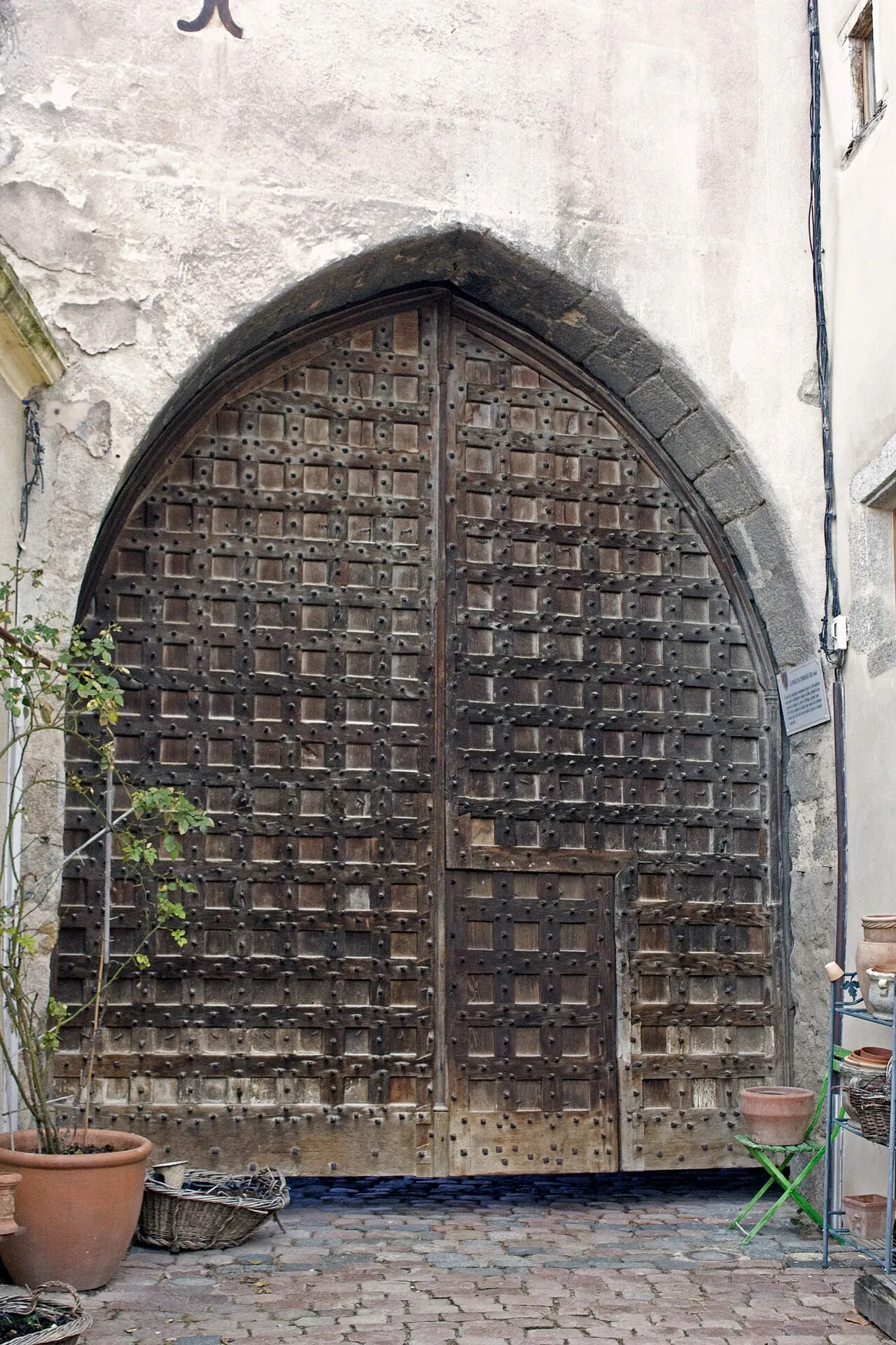 Porte de ville avec ses vantaux