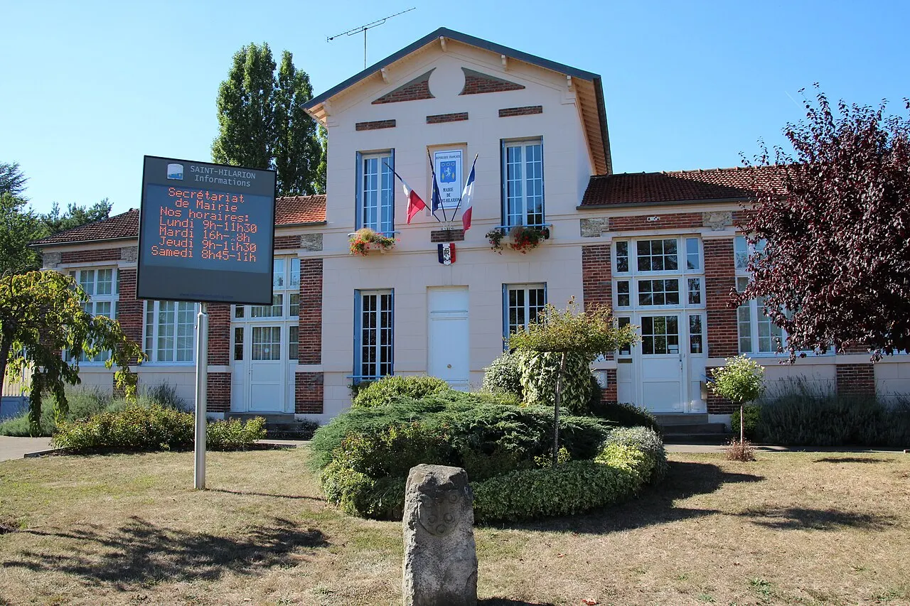 Quatorze bornes armoriées délimitant l’ancienne seigneurie de Gazeran et l’ancienne prêtrière de Malmaison, situées dans la zone sud-ouest de la forêt de Rambouillet