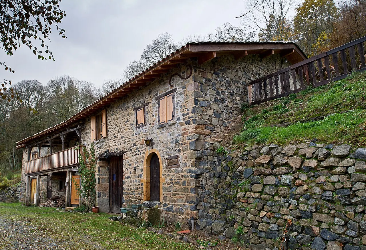 Ferme, située au bourg