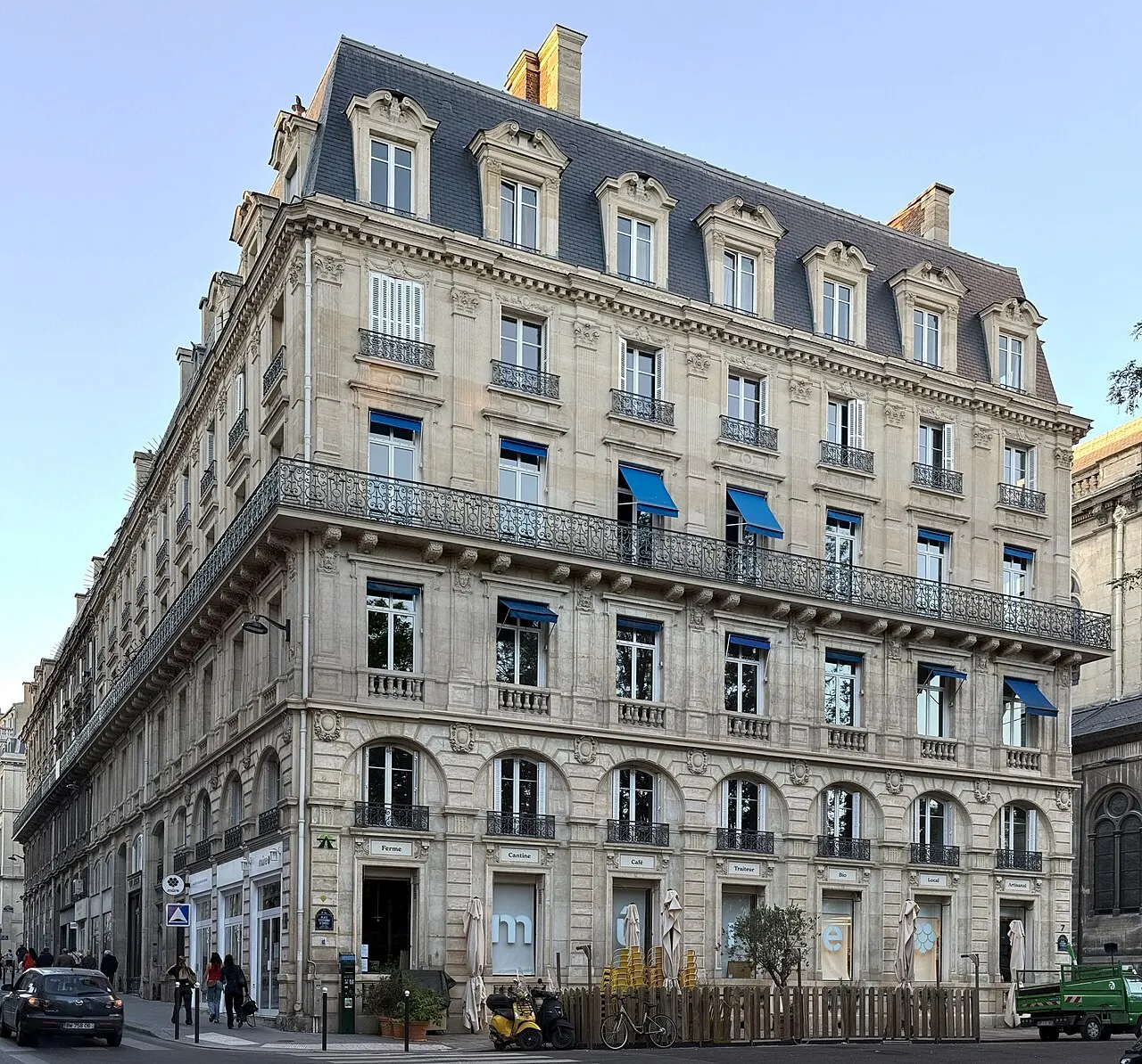 Immeubles aux abords de l’église de la Trinité