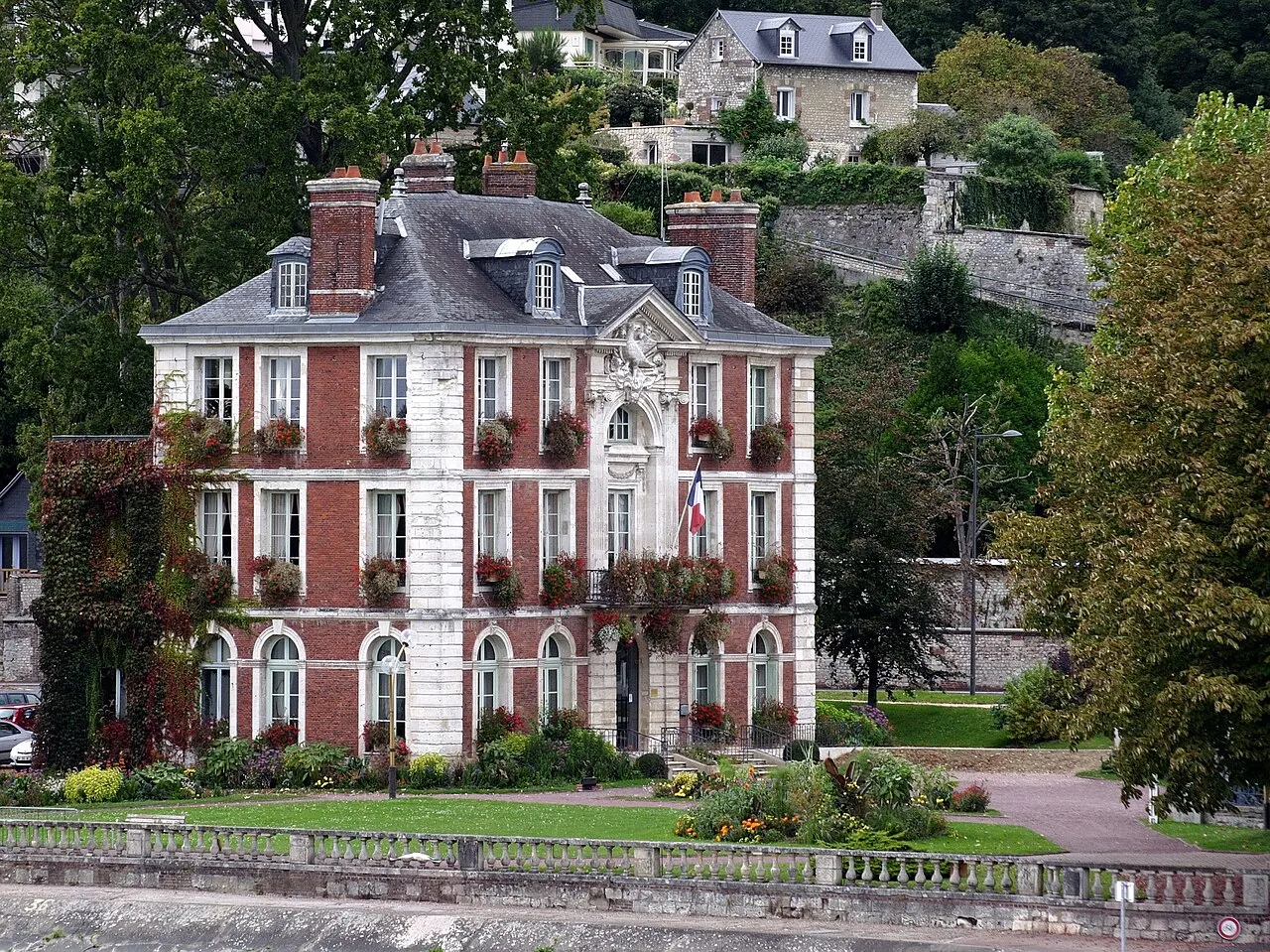 Ancienne maison de Caumont, actuellement mairie