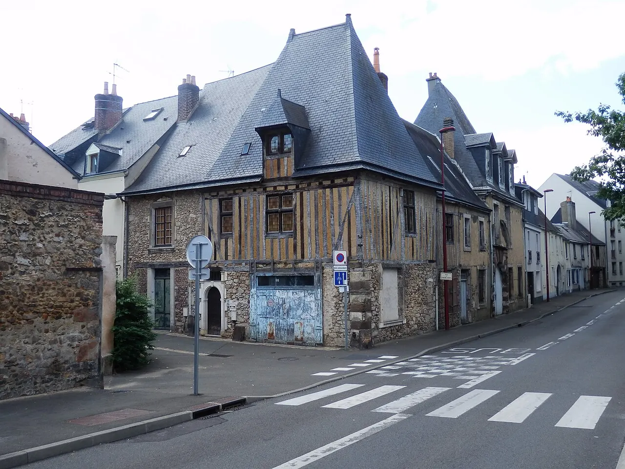 Ilôt urbain constitué par l’ancienne auberge de la Fontaine et les deux habitations voisines