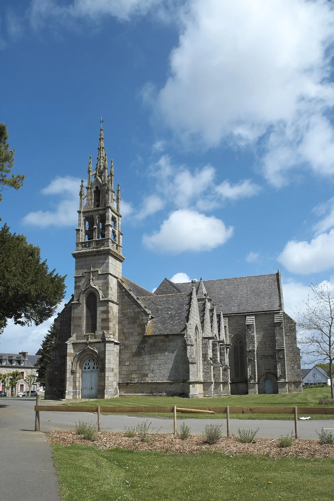 Église Notre-Dame-de-la-Cour et croix de calvaire